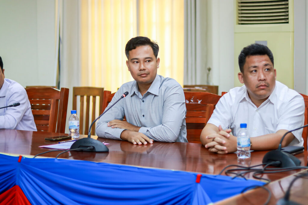 លោក ទួន ឪទី អភិបាលរងស្រុកគិរីសាគរ បានដឹកនាំលោក អេង ឡេងស៊ន់ ប្រធានការិយាល័យ ដ.ន.ស.ភ ស្រុក បានចូលរួមកិច្ចប្រជុំពិភាក្សា ស្តីពីការរៀបចំរបាយការណ៍វឌ្ឍនភាព រយៈពេល០៩ខែ ឆ្នាំ២០២៤ ពាក់ព័ន្ធនឹងការរៀបចំផែនការប្រើប្រាស់ដីឃុំ/សង្កាត់ ក្នុងភូមិសាស្រ្តខេត្តកោះកុង