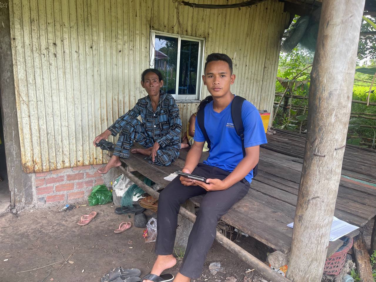 លោក ប៊ុន រ៉េ មេឃុំជ្រោយស្វាយ បាន​ចាត់​ជំនួយការ​រដ្ឋបាលឃុំដែល​​ទទួល​បន្ទុក​កម្ម​វិធី​គ្រួសារ​ក្រីក្រ​ ចុះ​សម្ភាស​គ្រួសារ​ក្រីក្រ​ដែល​មានបណ្ណសមធម៌ជិត​ផុត​សុពលភាព