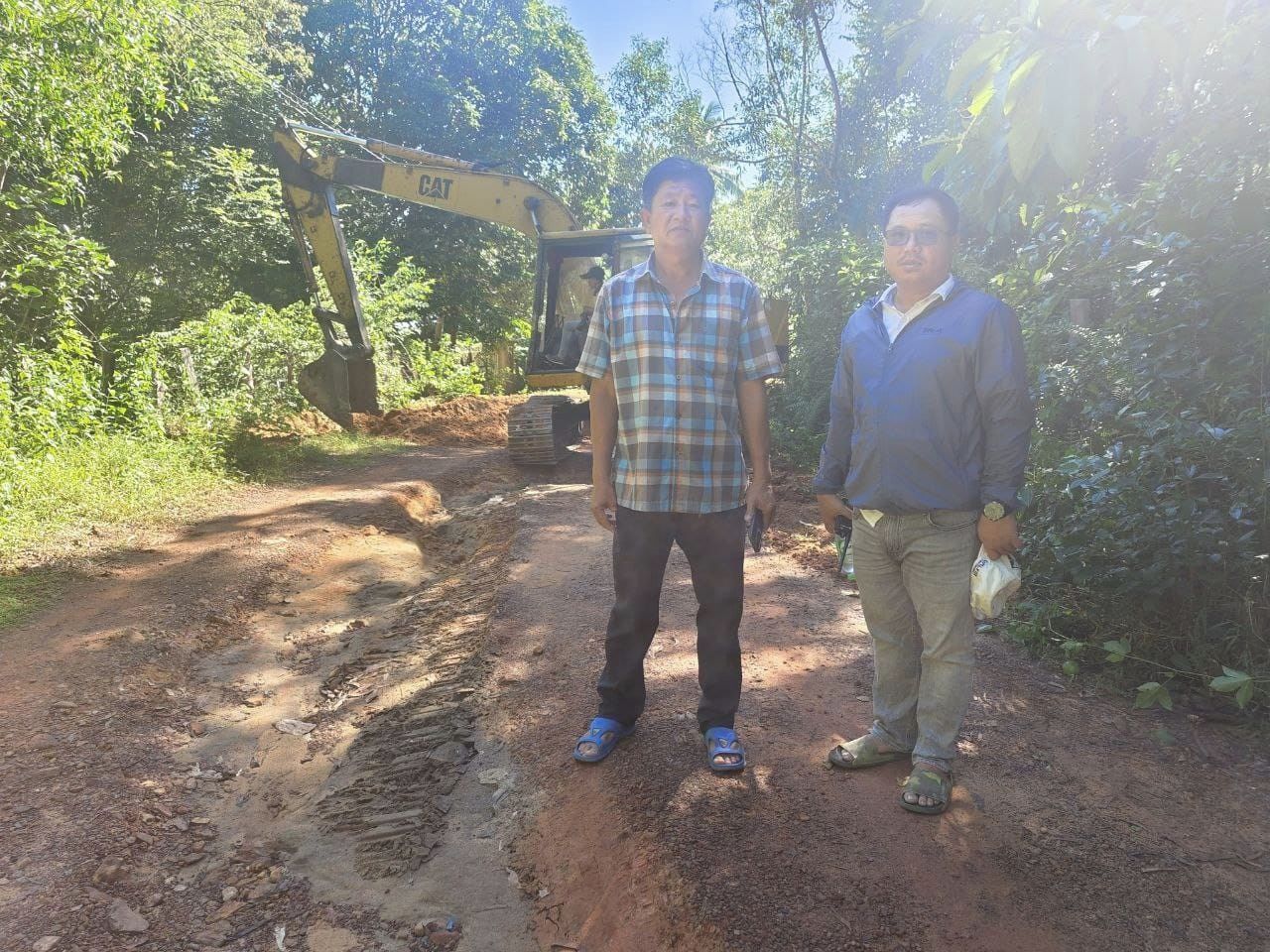 រដ្ឋបាលឃុំថ្មស សូមគោរពថ្លែងអំណរគុណយ៉ាងជ្រាលជ្រៅជូនដល់លោក ស៊ុយ ស៊ីណា និងភរិយាព្រមទាំងក្រុមហ៊ុនសុខមួយ បានជួសជុលផ្លូវជង្ហុកនៅចំណុចព្រែកក្រទ្បោម ពីផ្លូវកែងផ្ទះធ្វើនំបញ្ចុករហូតដល់ចំណុចដើមចំបក់ ដែលមានប្រវែង ៨៣០ម៉ែត្រ ស្ថិតនៅភូមិថ្មស ឃុំថ្មស ស្រុកបូទុមសាគរ ខេត្តកោះកុងដើម្បីជួយសម្រួលដល់ការធ្វើដំណើររបស់បងប្អូនប្រជាពលរដ្ឋ