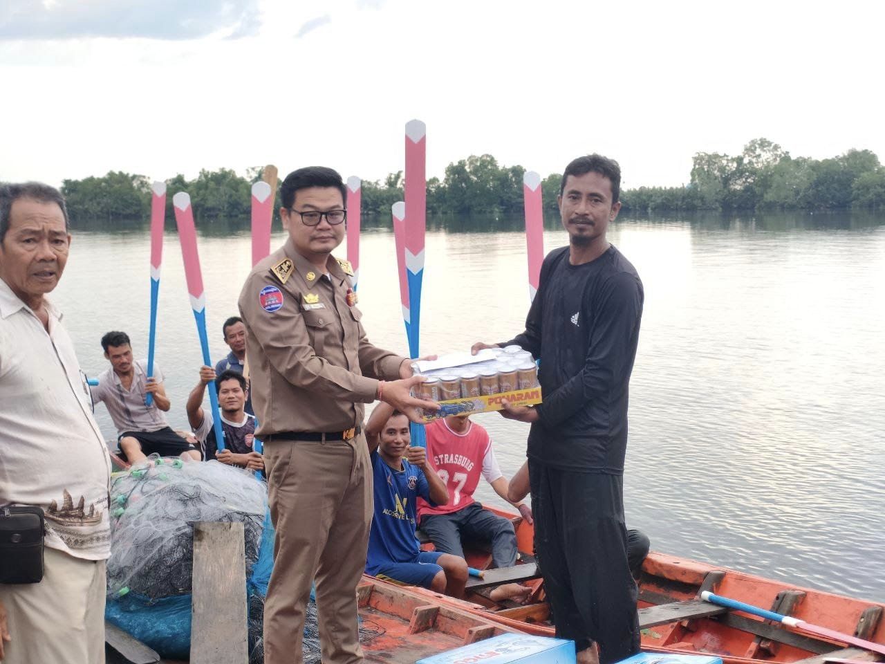 លោក ក្រូច បូរីសីហា អភិបាល នៃគណៈអភិបាលស្រុកបូទុមសាគរ បានចុះជួបសំណេះសំណាល និងសួរសុខទក្ខ ដល់កីឡាករតំណាងស្រុកបូទុមសាគរដែលត្រៀមចូលរួមប្រកួតប្រណាំងទូកអ៊ុំ នាឱសកាសព្រះរាជពិធីបុណ្យអុំទូក បណ្ដែតប្រទីប និងសំពះព្រះខែ អកអំបុក នៅទីរួមខេត្តកោះកុង