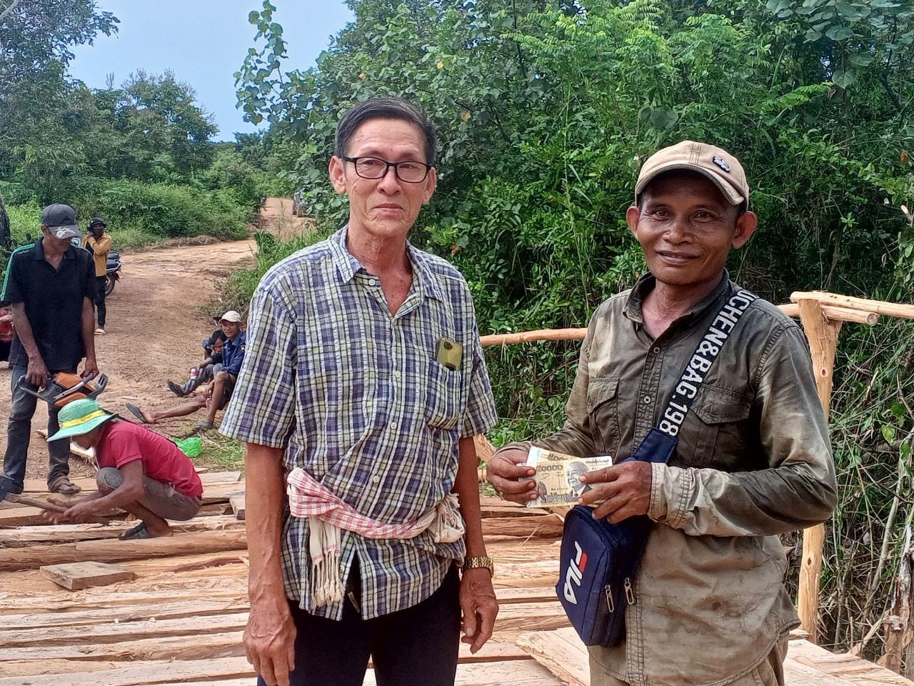 លោក ឈេង ហៃ សមាជិកក្រុមប្រឹក្សាឃុំ បានដឹកនាំក្រុមការងារឃុំ នាំយកថវិការបស់រដ្ឋបាលឃុំចំនួន១៥ម៉ឺនរៀល ប្រគល់ជូនលោក អន មាន មេភូមិប្រៃ ក្រុមការងារភូមិ ប្រជាការពារភូមិ និងតំណាងប្រជាពលរដ្ឋទាំង៥២គ្រួសារ សរុប៥៥នាក់ កំពុងជួសជុលស្ពានមួយកន្លែងដែលមានសភាពចាស់ទ្រុតទ្រោម ស្ថិតក្នុងភូមិប្រៃ ឃុំអណ្តូងទឹក ស្រុកបូទុមសាគរ ខេត្តកោះកុង ដើម្បីសម្រួលក្នុងការធ្វើដំណើរ និងកាត់បន្ថយពេលវេលាធ្វើដំណើររបស់បងប្អូនប្រជាពលរដ្ឋ