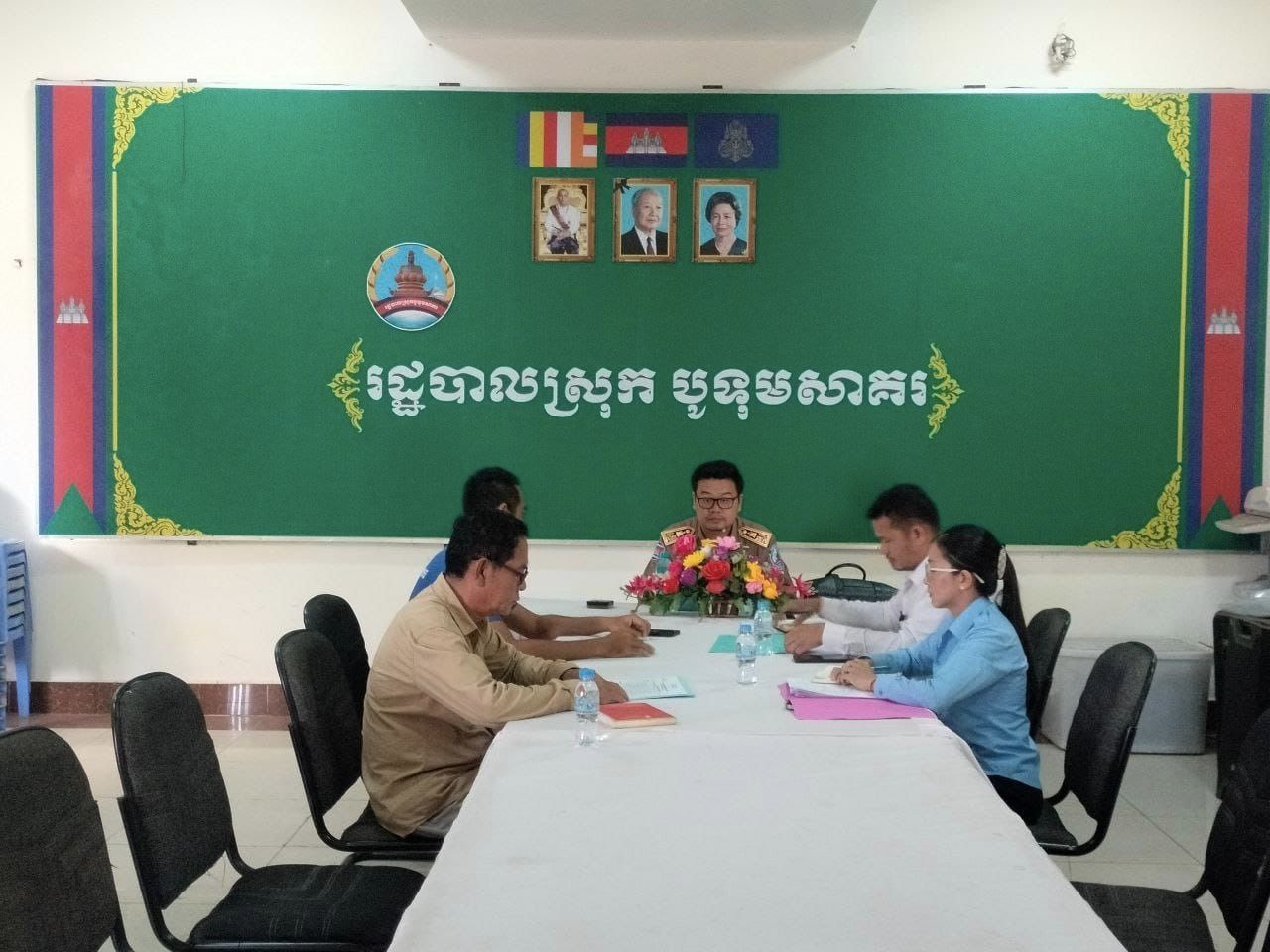 លោក ក្រូច បូរីសីហា អភិបាល នៃគណៈអភិបាលស្រុកបូទុមសាគរ បានដឹកនាំកិច្ចប្រជុំគណៈកម្មការវាយតម្លៃគុណផលការងារ ស្តីពីការដំឡើងថ្នាក់ និងឋានន្តរស័ក្តិដល់មន្ត្រីចំនួន៦រូប ស្រី០១រូប នៃរដ្ឋបាលស្រុកបូទុមសាគរ