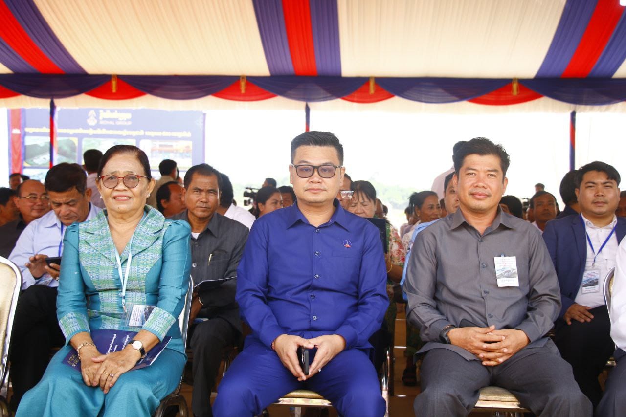 លោកស្រី គ្រី សោភ័ណ ប្រធានក្រុមប្រឹក្សាស្រុក លោក ក្រូច បូរីសីហា អភិបាលស្រុក បានដឹកនាំលោក លោកស្រី សមាជិកក្រុមប្រឹក្សាស្រុក លោកអភិបាលរងស្រុក មន្ត្រីរាជការសាលាស្រុក កងកំលាំងប្រដាប់អាវុធទាំងបីប្រភេទ មេឃុំទាំង៤ មេភូមិ លោកគ្រូ អ្នកគ្រូ សិស្សានុសិស្ស យុវជនស.ស.យ.ក យុវជនកាយរឹទ្ធស្រុក យុវជនកាកបាទក្រហម និងប្រជាពលរដ្ឋក្នុងឃុំថ្មស ចូលរួមពិធី បញ្ចុះបឋមសិលាបើកការដ្ឋានសាងសង់រោងចក្រផលិតអគ្គីសនីដើរដោយឧស្ម័នធម្មជាតិ អានុភាព ៩០០ មេហ្កាវ៉ាត់ របស់ក្រុមហ៊ុនរ៉ូយ៉ាល់គ្រុប ក្រោមអធិបតីភាពដ៏ខ្ពង់ខ្ពស់ ឯកឧត្ដម កែវ រតនៈ រដ្ឋម