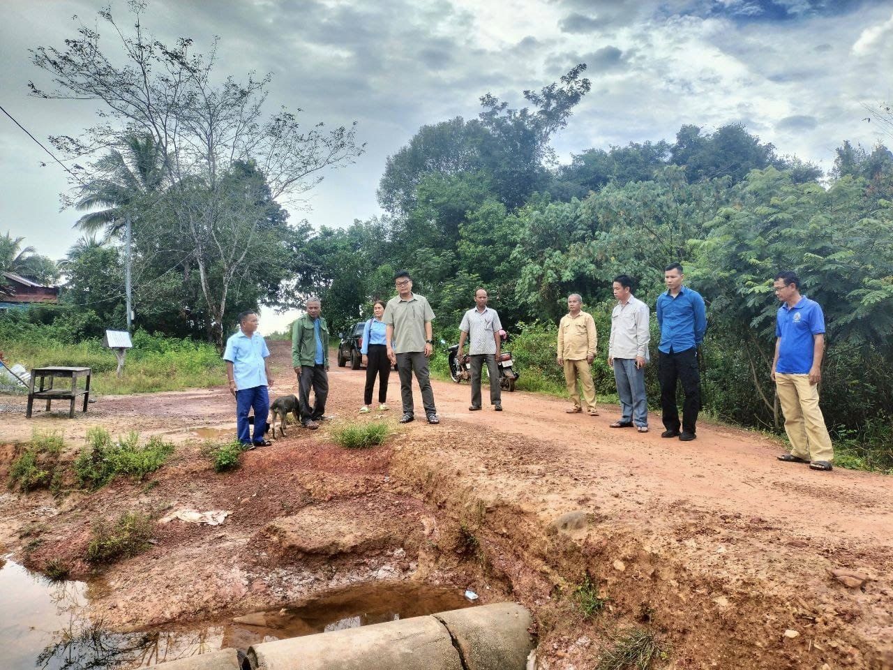 លោក ក្រូច បូរីសីហា អភិបាល នៃគណៈអភិបាលស្រុកបូទុមសាគរ បានដឹកនាំក្រុមការងារស្រុក អាជ្ញាធរឃុំ/ភូមិ ចុះពិនិត្យស្ថានភាពផ្លូវដែលរងការខូចខាតដោយសារទឹកភ្លៀងនារដូវវស្សាស្ថិតនៅភូមិសុវណ្ណាបៃតង ឃុំកណ្ដោល