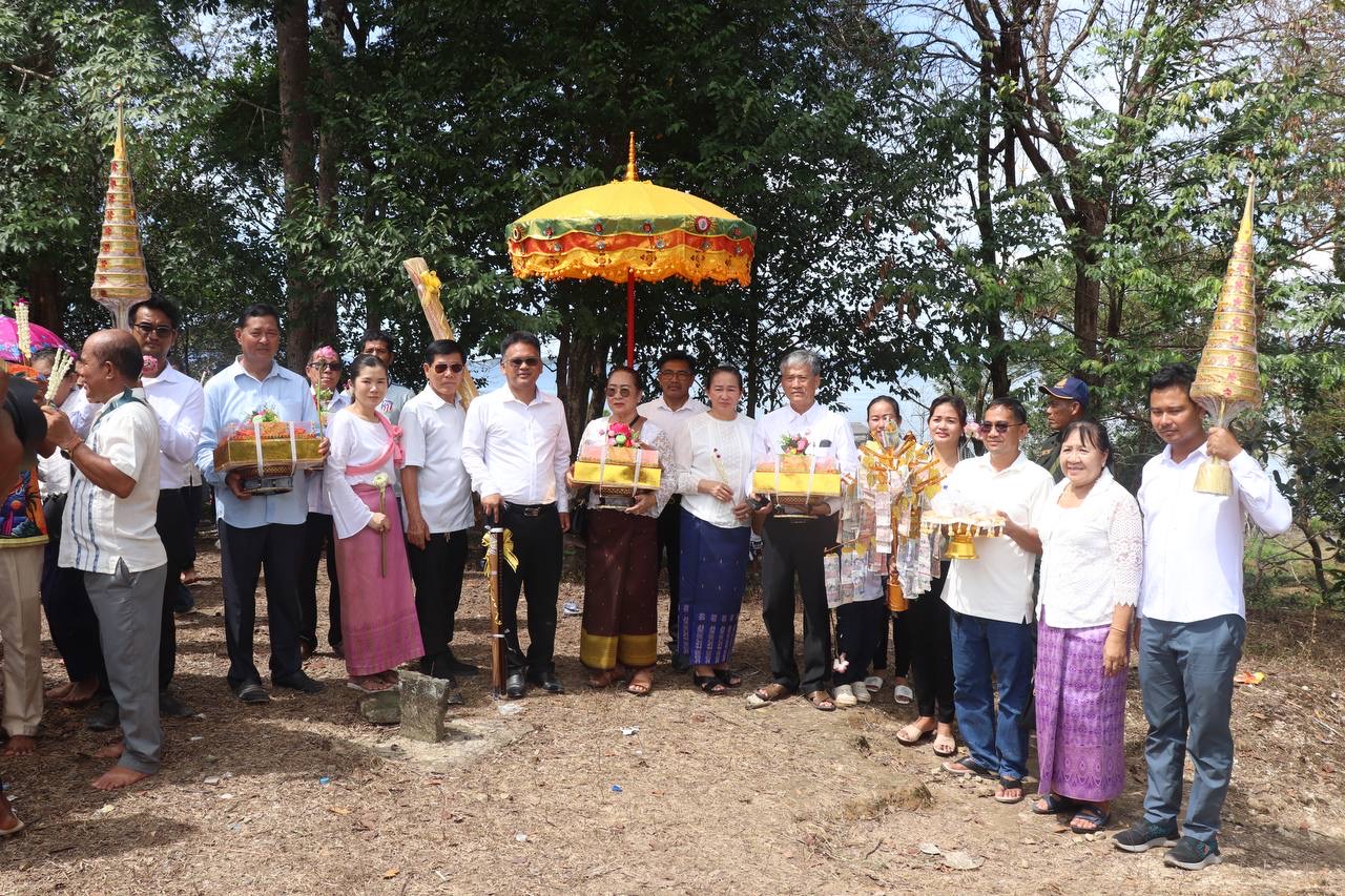 លោកស្រី សុខ វណ្ណដេត ប្រធានក្រុមប្រឹក្សាស្រុក លោក ចេង មុនីរិទ្ធ អភិបាល នៃគណៈអភិបាលស្រុកគិរីសាគរ ព្រមទាំងលោកស្រី និងក្រុមគ្រួសារ លោក លោកស្រី សមាជិកក្រុមប្រឹក្សាស្រុក លោកអភិបាលរងស្រុក មន្រ្តីរាជការជុំវិញស្រុកគិរីសាគរ បានអមដំណើរឯកឧត្តម ឃឹម ចន្ទ័ឌី សមាជិកក្រុមប្រឹក្សាខេត្ត ព្រមទាំងពុទ្ធបរិស័ទ បានចូលរួមពិធីបុណ្យកឋិនទានមហាសាមគ្គីដង្ហែទៅវត្តសិលាមរកត(ហៅវត្តភ្នំក្រុង)