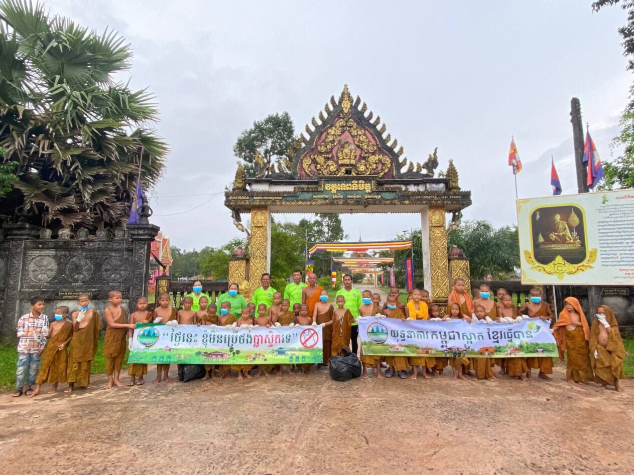 មន្រ្តីនៃមន្ទីរបរិស្ថាន បានធ្វើយុទ្ធនាការ «កម្ពុជាស្អាត ខ្មែរធ្វើបាន» និងយុទ្ធនាការកាត់បន្ថយការប្រើប្រាស់ថង់ប្លាស្ទិក នៅវត្តទេពនិមិត្ត (ហៅវត្តថ្មី) ក្នុងក្រុងខេមរភូមិន្ទ
