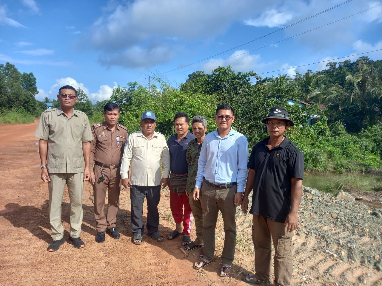 លោក សាយ ង៉ែត អភិបាលស្តីទីស្រុកគិរីសាគរ បានដឹកនាំក្រុមការងារចុះពិនិត្យ ការស្នើសូមចាក់បំពេញអាចម៍ដី មួយកន្លែង ស្ថិតនៅភូមិភ្ញីមាស ឃុំភ្ញីមាស ស្រុកគិរីសាគរ ខេត្តកោះកុង