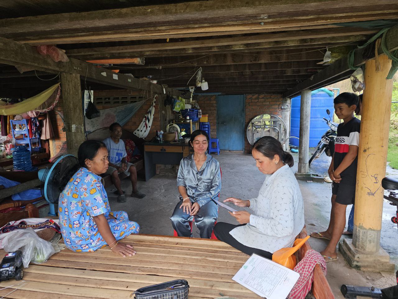 លោក​ កែវ សុខ មេឃុំ​ស្រែអំបិល​ បាន​ចាត់​ជំនួយការ​រដ្ឋបាលឃុំដែល​​ទទួល​បន្ទុក​កម្ម​វិធី​គ្រួសារ​ក្រីក្រ​ចុះ​សម្ភាសន៍​គ្រួសារ​ក្រីក្រ​ដែល​ជិត​ផុត​សុពលភាព​