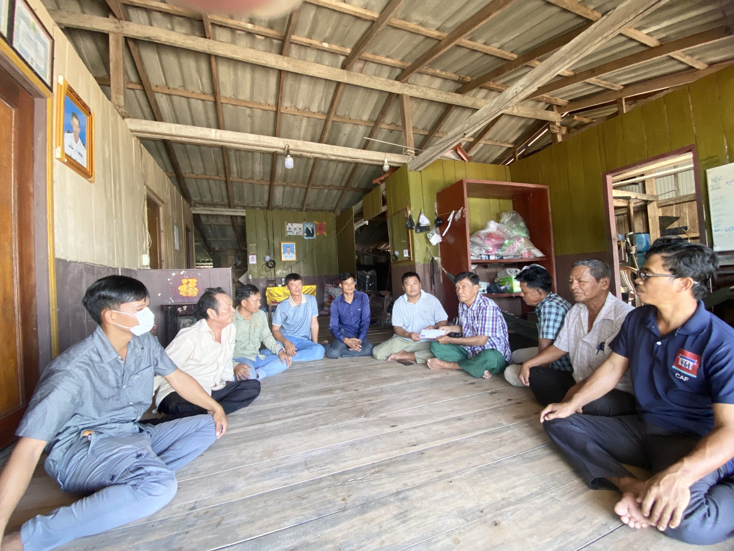 លោក អុឹង គី ជំទប់ទី១ឃុំកោះកាពិ បានដឹកនាំក្រុមការងារឃុំ សួរសុខទុក្ខ លោក ស សុទ្ធ ជំទប់ទី២ឃុំ ដែលសម្រាកព្យាបាលជម្ងឺ នៅគេហដ្ឋានរបស់កូនលោក នៅអៅវ៉ាវ កោះកុងក្រៅ ។