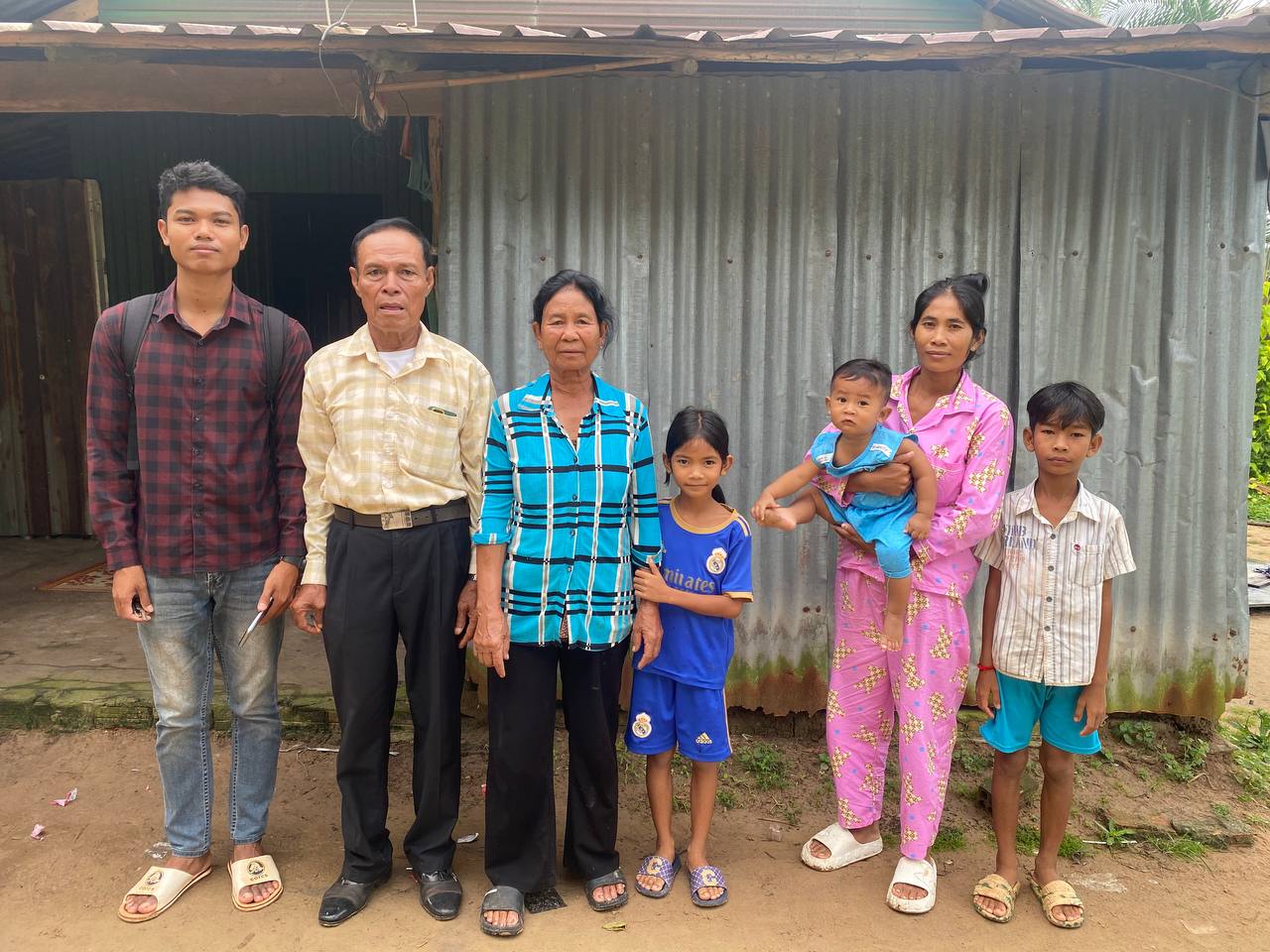 លោក​ ឈឹម​ ផាវ​ មេឃុំ​បឹង​ព្រាវ​ បាន​ចាត់​ជំនួយការ​រដ្ឋបាលឃុំដែល​​ទទួល​បន្ទុក​កម្ម​វិធី​គ្រួសារ​ក្រីក្រ​ចុះ​សម្ភាសន៍​គ្រួសារ​ក្រីក្រ​ដែល​ជិត​ផុត​សុពលភាព​