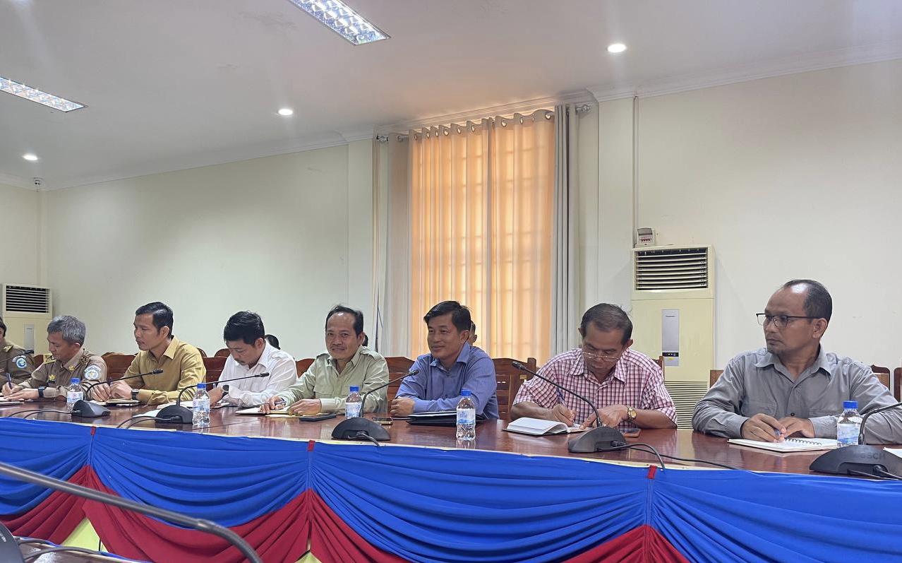 លោក ជួន សំអាត អភិបាលរងស្រុកគិរីសាគរ និងលោក អេង ឡេងស៊ន់ ប្រធានការិយាល័យ ដ.ន.ស.ភ បានចូលរួមកិច្ចប្រជុំពិភាក្សាអំពីវឌ្ឍនភាពការកសាងសំណង់អគារស្ថិតនៅស្រុកតាមបណ្ដោយព្រំដែន