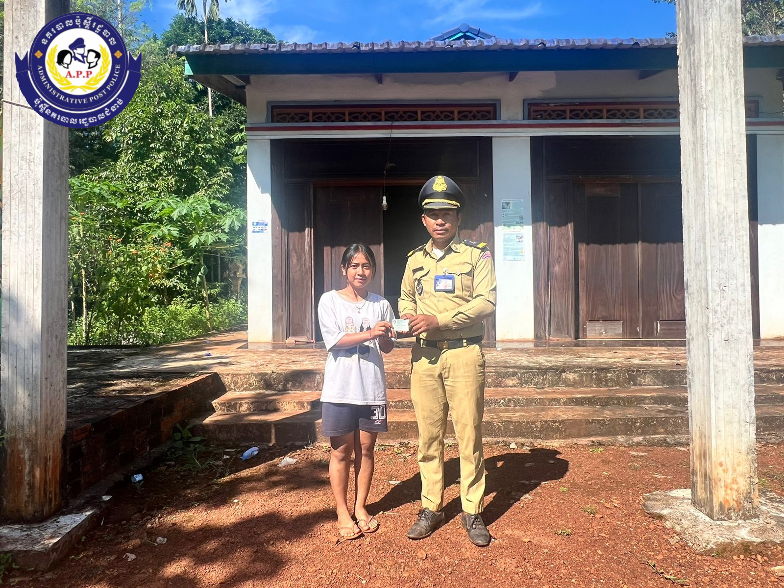 កម្លាំងប៉ុស្តិ៍នគរបាលរដ្ឋបាល បានចេញល្បាតក្នុងមូលដ្ឋាននិងចែកអត្តសញ្ញាណបណ្ណ័ជូនប្រជាពលរដ្ឋចំនួន១នាក់ស្រីនិងចែកសៀវភៅស្នាក់នៅ(ក-២)ជូនប្រជាពលរដ្ឋចំនួន១គ្រួសារ(បែកថ្មី)