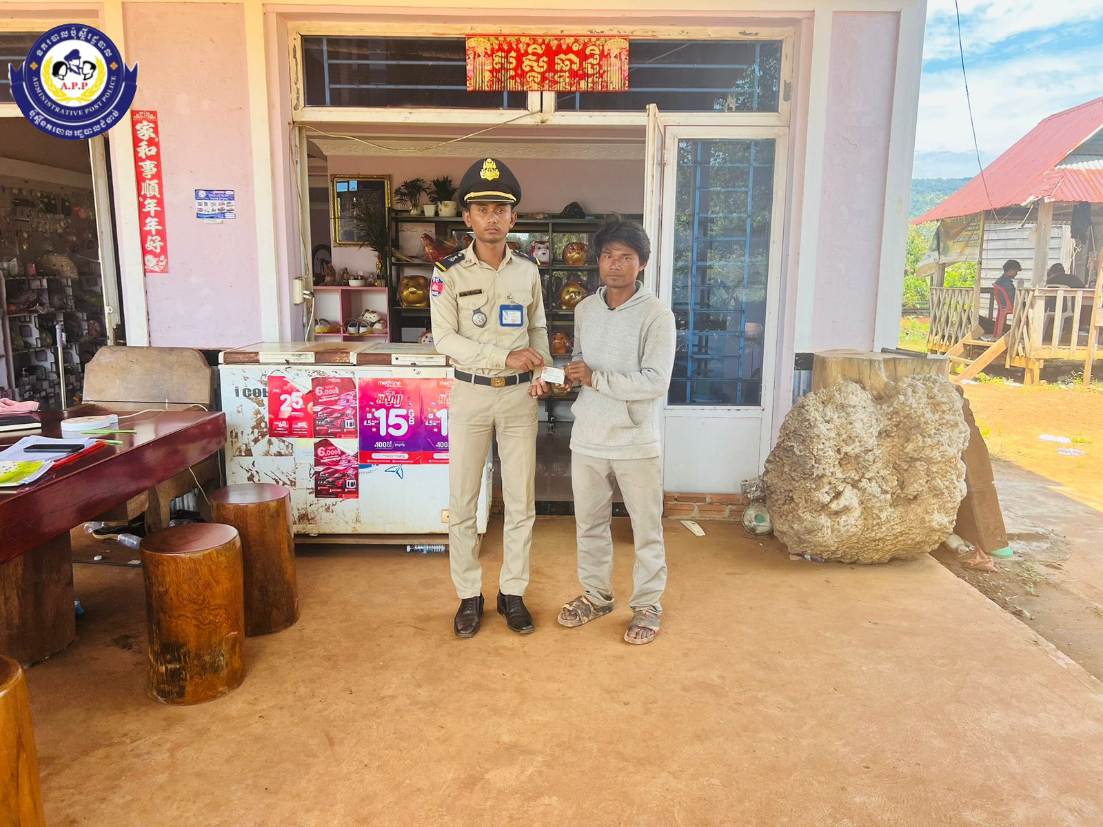កម្លាំងប៉ុស្តិ៍នគរបាលរដ្ឋបាលឃុំជំនាប់ បានចេញល្បាតក្នុងមូលដ្ឋាននិងចែកអត្តសញ្ញាណបណ្ណ័ជូនប្រជាពលរដ្ឋ