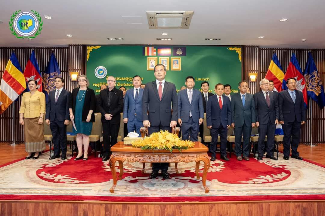 លោក គង់ សំរិទ្ធ ប្រធានមន្ទីរ និងលោកស្រី ស៊ឹម សុខជា អនុប្រធានមន្ទីរសង្គមកិច្ច អតីតយុទ្ធជន និងយុវនីតិសម្បទាខេត្តកោះកុង បានអញ្ជើញចូលរួមក្នុងពិធីប្រកាសផ្សព្វផ្សាយកម្មវិធីសិក្សា និងផែនការមេសម្រាប់បណ្តុះបណ្តាលកម្លាំងសេវាសង្គម នៅទីស្តីការក្រសួង ស.អ.យ