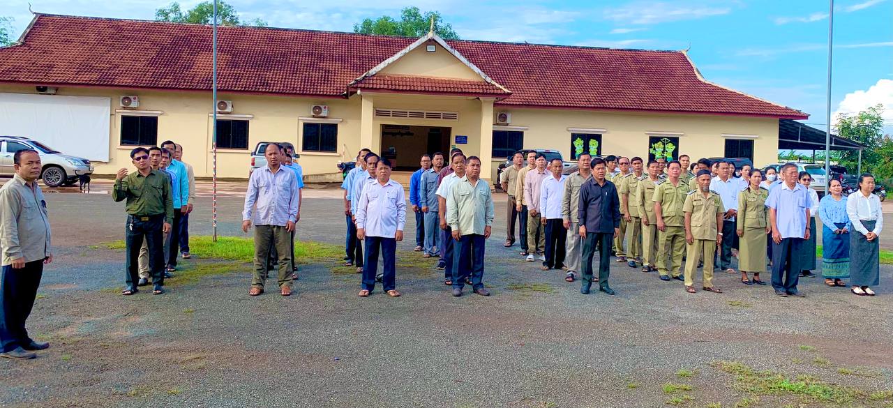 ក្រុមប្រឹក្សាស្រុក គណៈអភិបាលស្រុកស្រែអំបិលនិងមន្រ្តីរាជការសាលាស្រុកស្រែអំបិលបានចូលរួមគោរពទង់ជាតិនៃព្រះរាជាណាចក្រកម្ពុជា