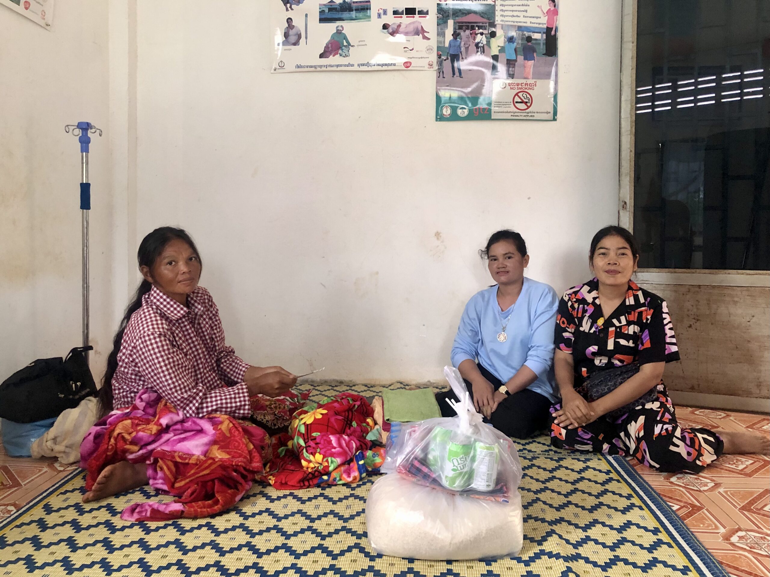 លោកស្រី មៀច ប៉ីញ ក្រុមប្រឹក្សាឃុំ ជាអ្នកទទួលបន្ទុកកិច្ចការនារី និងកុមារឃុំ លោកស្រី ប៊ួ ដួងក្រុមទ្រទ្រង់សុខភាពភូមិ និងលោកស្រី តយ គឿន អ្នកលក់ចាប់ហួយ បានចុះសួរសុខទុក ស្ត្រីទើបសម្រាលកូនរួច