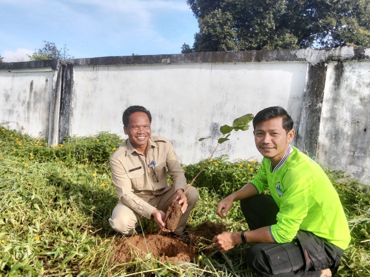 លោក សៀង ថន មេឃុំថ្មដូនពៅ បានអញ្ជើញចូលរួម ដាំកូនឈើនៅក្នុងបរិវេនសាលា អនុវិទ្យាល័យថ្មដូនពៅ