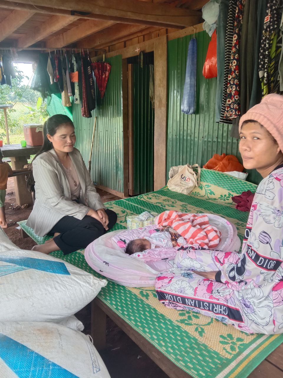លោកស្រី មៀច ប៉ីញ ក្រុមប្រឹក្សាឃុំ ជាអ្នកទទួលបន្ទុកកិច្ចការស្រ្តី នឹងកុមា និងអ្នកស្រី ប៊ួ ដួង ក្រុមទ្រទ្រង់សុខភាពភូមិ បានចុះសួរសុខទុក្ខស្រ្តីដែលសម្រាលតែសំរាលកូនរួច នៅតាមខ្នងផ្ទះ នឹងអបរំដល់ស្រ្តី អំពីការបំបៅដោះកូនដោយទឹកដោះម្ដាយ