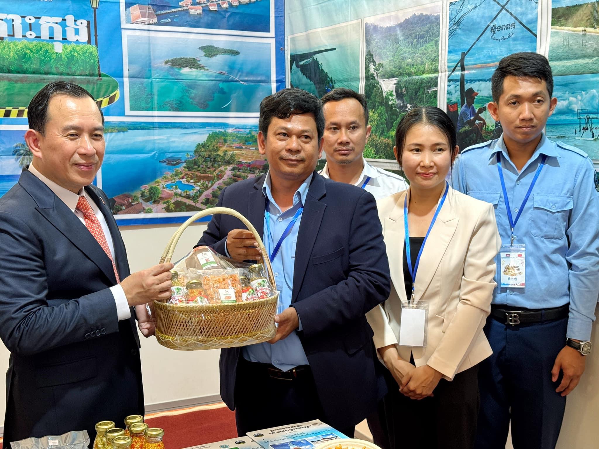 លោក សុខ ចាន់គ្រឹះស្នា ប្រធានមន្ទីរទេសចរណ៍ខេត្តកោះកុង បានដឹកនាំមន្ត្រីចូលរួមកម្មវិធី “ពិព័រណ៍ម្ហូបអាហារកម្ពុជា-ចិន” ក្រោមអធិបតីភាព ឯកឧត្តម ហួត ហាក់ រដ្ឋមន្ត្រីក្រសួងទេសចរណ៍ នៅខេត្តសៀមរាប