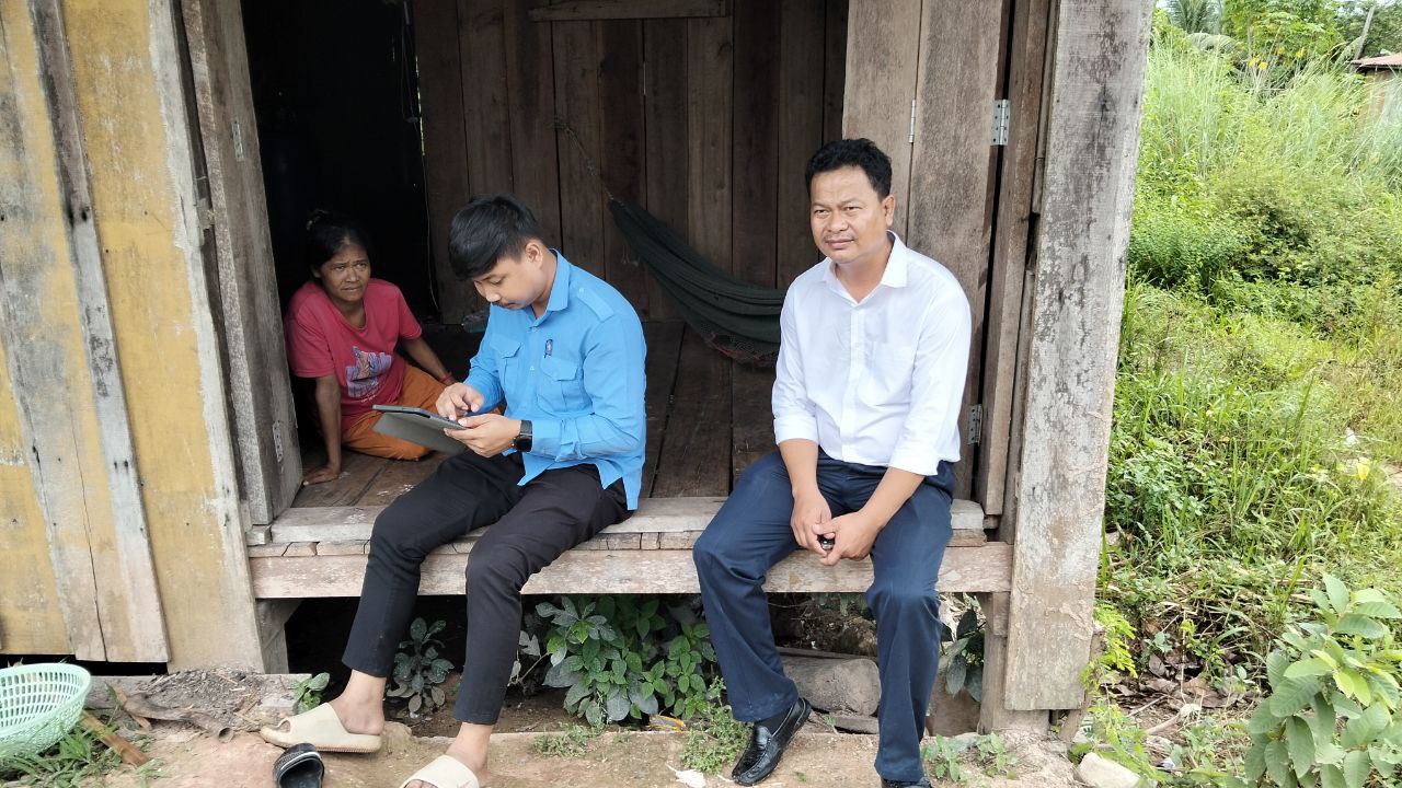 លោក ជា ស៊ីវត្រា អនុប្រធានមន្ទីរផែនការខេត្តកោះកុង បានដឹកនាំក្រុមការងារអត្តសញ្ញាណកម្មគ្រួសារក្រីក្រមន្ទីរផែនការ ចំនួន ២នាក់ សហការជាមួយរដ្ឋបាលឃុំភ្ញីមាស ស្រុកគិរីសាគរ ខេត្តកោះកុង ចុះសម្ភាសន៍ សំណាកប្រចាំត្រីមាសទី៤ និងតាមដានត្រួតពិនិត្យលើវឌ្ឍនភាពគ្រួសារក្រីក្រជិតផុតសុពលភាពដែលត្រូវធ្វើបច្ចុប្បន្នភាព