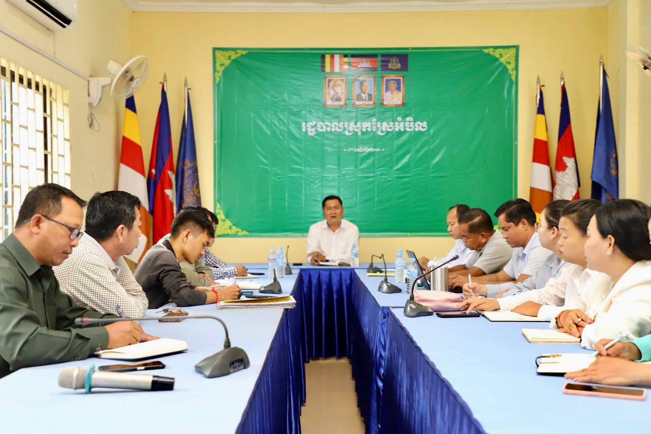 លោក ហុង ប្រុស អភិបាលស្តីទី ដឹកនាំកិច្ចប្រជុំពិភាក្សា និងត្រួតពិនិត្យវឌ្ឍនភាពការងាររបស់ការិយាល័យអង្គភាពចំណុះរដ្ឋបាលស្រុកស្រែអំបិល