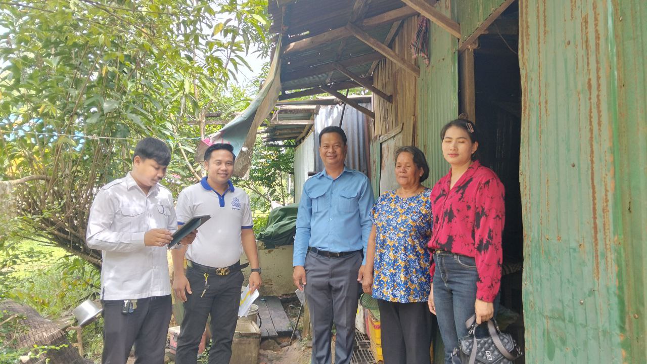 លោក ជា ស៊ីវត្រា អនុប្រធានមន្ទីរផែនការខេត្តកោះកុង បានដឹកនាំក្រុមការងារអត្តសញ្ញាណកម្មគ្រួសារក្រីក្រមន្ទីរផែនការ ចំនួន ២នាក់ សហការជាមួយរដ្ឋបាលឃុំតាតៃក្រោម ស្រុកកោះកុង ខេត្តកោះកុង ចុះសម្ភាសន៍ សំណាកប្រចាំត្រីមាសទី៤ និងតាមដានត្រួតពិនិត្យលើវឌ្ឍនភាពគ្រួសារក្រីក្រជិតផុតសុពលភាពដែលត្រូវធ្វើបច្ចុប្បន្នភាព ដែលបានលោតសំណើចេញពីបញ្ជីគ្រួសារក្នុងភូមិដែលមានពណ៌ស្វាយ