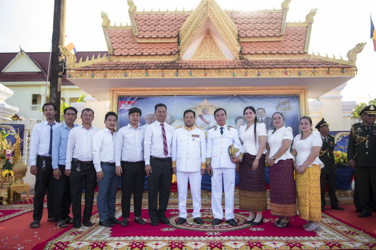 លោក ជា ស៊ីវត្រា ប្រធានមន្ទីរផែនការខេត្តកោះកុង ដឹកនាំមន្ត្រីនៃមន្ទីរផែនការខេត្ត ចូលរួមពីធីគម្រប់ខួបលើកទី២០ នៃការយាងគ្រងព្រះបរមសិរីរាជសម្បត្តិព្រះករុណាព្រះបាទសម្តេចព្រះបរមនាថ នរោត្តម សីហមុនី ព្រះមហាក្សត្រ នៃព្រះរាជាណាចក្រកម្ពុជា