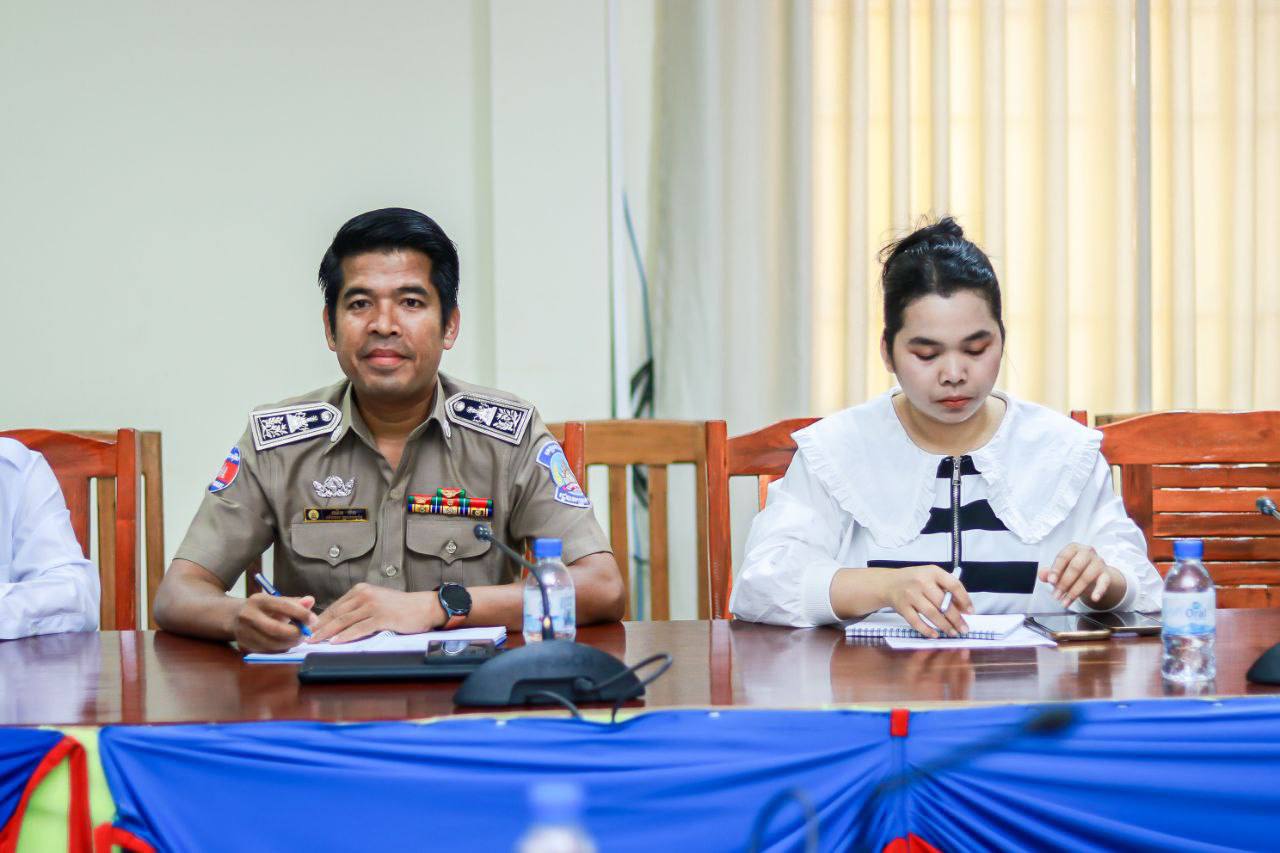 លោកស្រី អ៊ុន មករា អភិបាលរងស្រុក តំណាងលោក ជា ច័ន្ទកញ្ញា អភិបាលស្រុក អញ្ជើញចូលរួមប្រជុំពិភាក្សាស្តីពីការរៀបចំ របាយការណ៍វឌ្ឍនភាពរយៈពេល ៩ខែ ឆ្នាំ២០២៤ ពាក់ព័ន្ធនឹងការៀបចំផែនការប្រើប្រាស់ដីឃុំ សង្កាត់ ក្នុងភូមិសាស្រ្តខេត្តកោះកុង