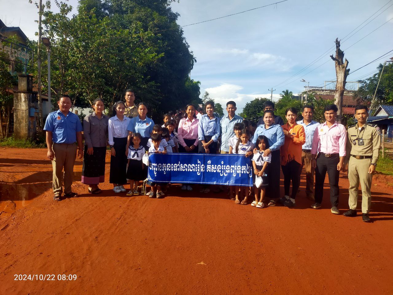 លោក ម៉ែន វិបុល ជំទប់ទី២ លោក ស្រីសុខ ណូ សមាជិកក្រុមប្រឹក្សា និង លោក ផាន់ ផេង សមាជិកក្រុមប្រឹក្សាឃុំជីផាត ចូលរួមយុទ្ធនាការផ្សព្វផ្សាយប្រមូលកុមារចូលរៀន ក្នុងឆ្នាំសិក្សា២០២៤-២០២៥
