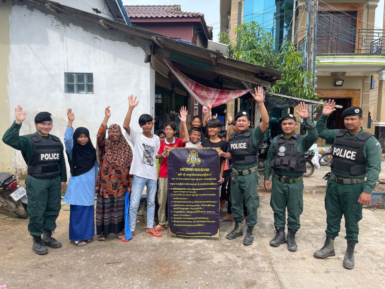 កម្លាំងប៉ុស្តិ៍នគរបាលរដ្ឋបាលដងទង់សហការជាមួយអាជ្ញាធរ បានចុះធ្វើការផ្សព្វផ្សាយវេទិកាសាធារណៈគោលនយោបាយភូមិ ឃុំ-សង្កាត់មានសុវត្ថិភាពទាំង៧ចំនុច ជូនដល់បង-ប្អូនប្រជាពលរដ្ឋ ស្ថិតនៅភូមិ៤ សង្កាត់ដងទង់ ក្រុងខេមរភូមិន្ទ