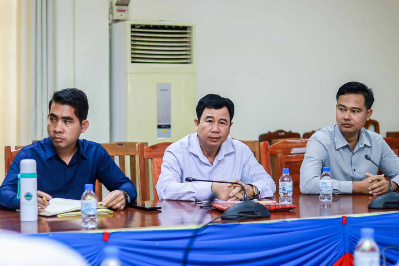 លោក ទុំ នី អភិបាលរង នៃគណៈអភិបាលស្រុកថ្មបាំង និងលោក វ៉ាន់ សុខ ប្រធានការិយាល័យរៀបចំដែនដី នគរូបនីយកម្ម សំណង់ និងភូមិបាលស្រុកបានអញ្ជើញចូលរួមកិច្ចប្រជុំស្តីពីការរៀបចំរបាយការណ៍វឌ្ឍនភាព រយៈពេល ៩ខែ ឆ្នាំ២០២៤ ពាក់ព័ន្ធ និងការរៀបចំផែនការប្រើប្រាស់ដីឃុំ សង្កាត់ ក្នុងភូមិសាស្ត្រខេត្តកោះកុង