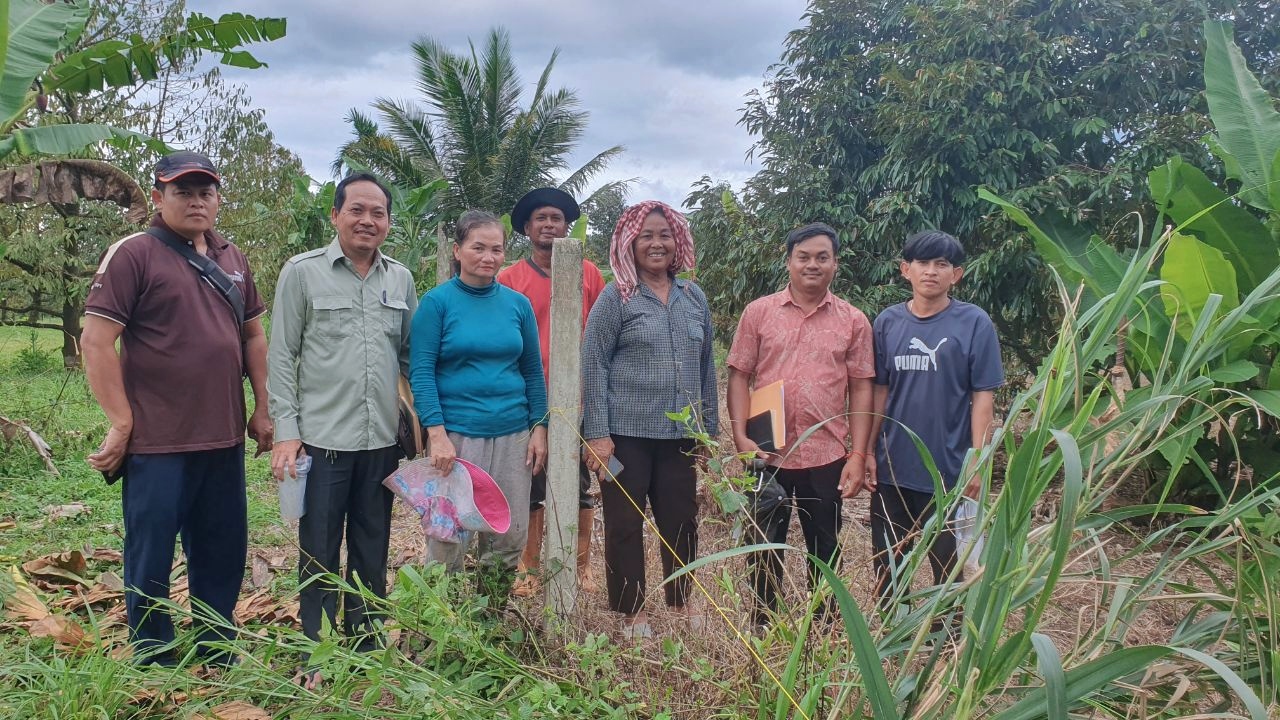 លោក ផេង ផល អភិបាលរង នៃគណៈអភិបាលស្រុកថ្មបាំង ចុះវាស់វែងទីតាំងដីជាក់ស្តែងបញ្ចប់វិវាទឈ្មោះ អូន ឈុន និងឈ្មោះ ជ សេដ្ឋា លោកស្រី សៀង សុភី