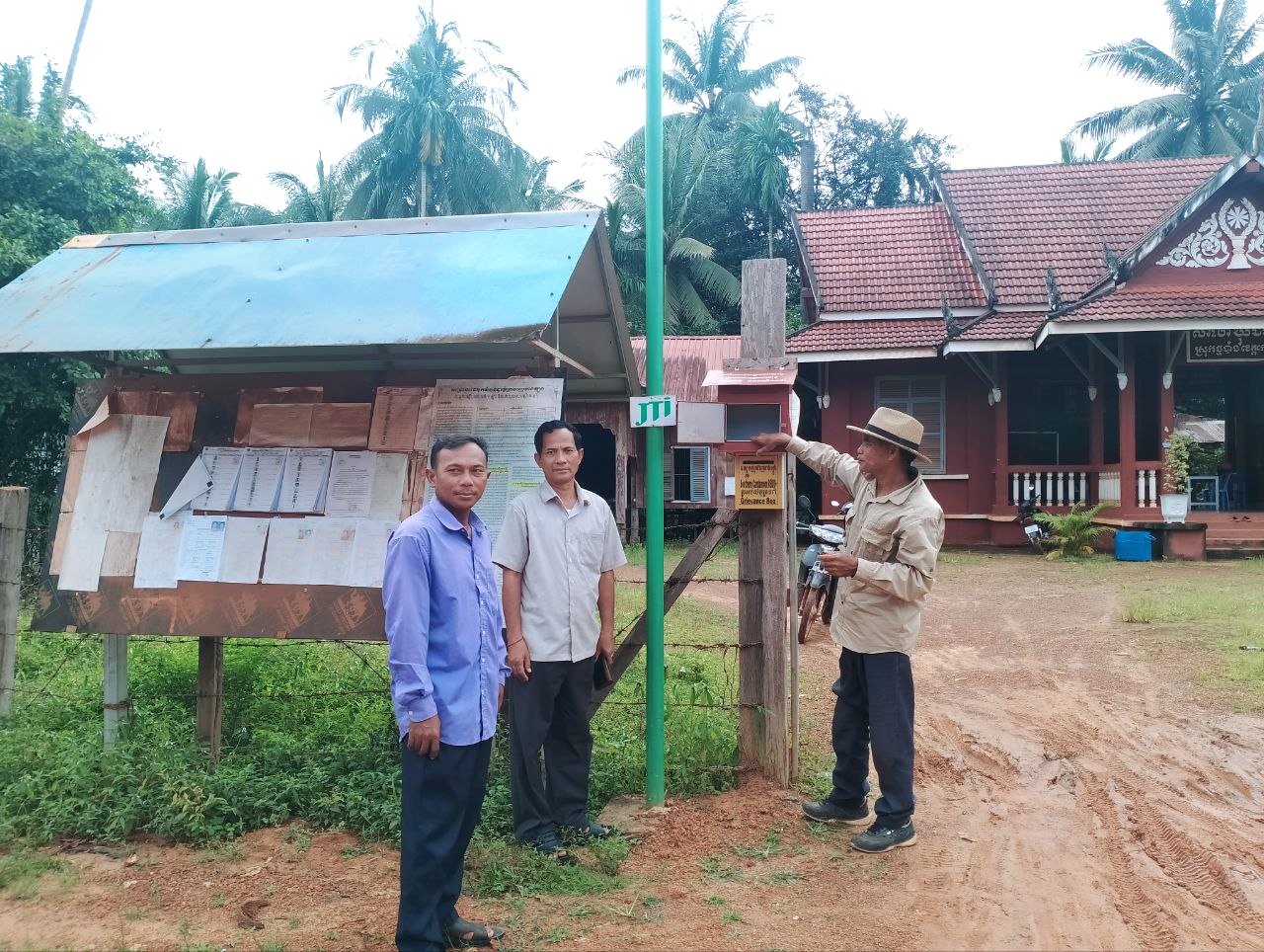 លោក អ៊ុំ វុទ្ធី ប្រធានការិយាល័យប្រជាពលរដ្ឋស្រុកថ្មបាំង បានចុះបើកប្រអប់សំបុត្រនៅ ឃុំជីផាត