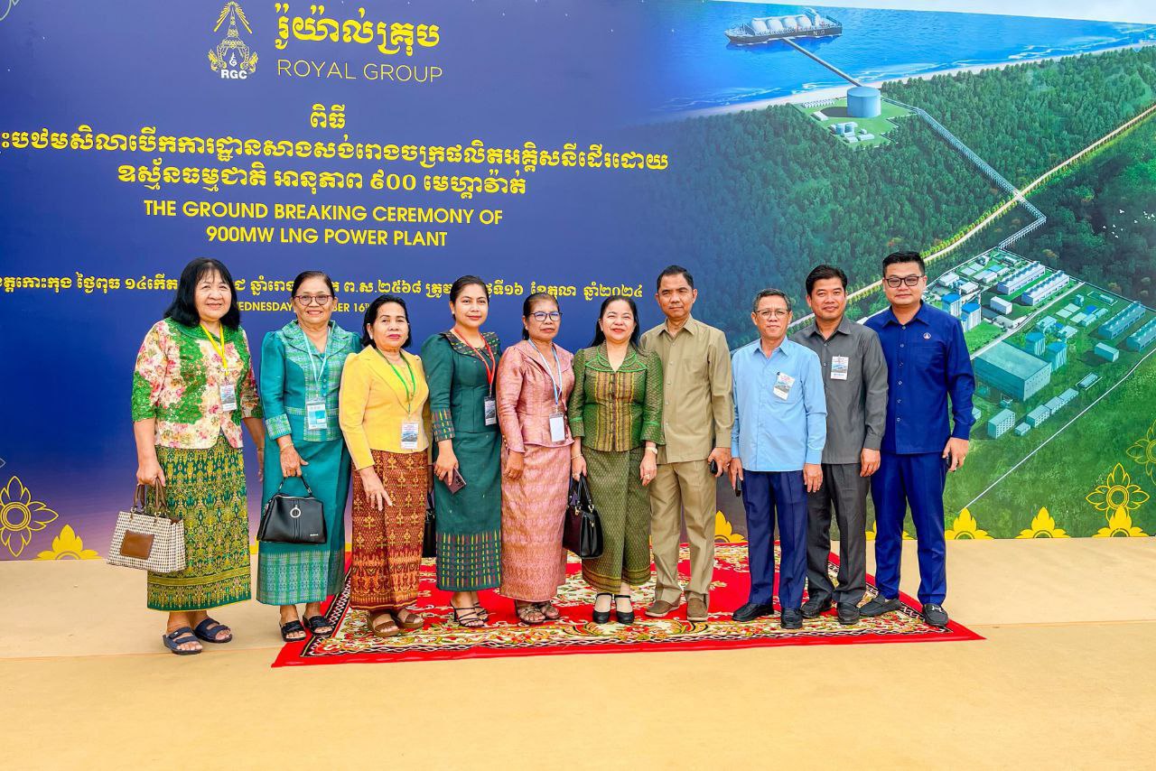 លោកស្រី អុល បញ្ញា ប្រធានក្រុមប្រឹក្សាស្រុក និង លោកស្រី ទួត ហាទីម៉ា អភិបាល នៃគណៈអភិបាលស្រុកថ្មបាំង បានអញ្ជើញចូលរួមពិធីបើកការដ្ឋានសាងសង់ជាផ្លូវការរោងចក្រអគ្គិសនី ដើរដោយឧស្ម័នធម្មជាតិ (LNG)