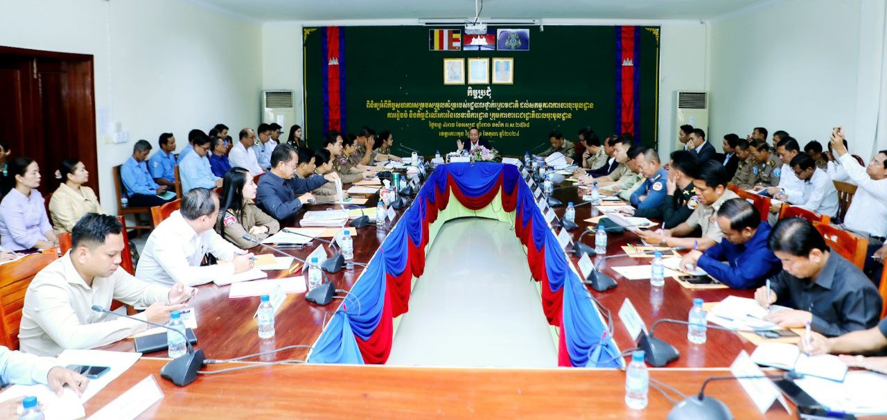 លោក ឈឹម ចិន អភិបាលស្ដីទីក្រុមខេមរភូមិន្ទ លោកស្រី ហ៊ីម សោភ័ណ នាយករដ្ឋបាលក្រុង និងលោកស្រី សឹម ចាន់លីណា អនុប្រធានការិយាល័យរដ្ឋបាល និងហិរញ្ញវត្ថុក្រុងបានអញ្ជើញ ចូលរួមក្នុងកិច្ចប្រជុំពិនិត្យអំពីកិច្ចសហការសម្របសម្រួលគាំទ្ររបស់រដ្ឋបាលថ្នាក់ក្រោមជាតិ ដល់សកម្មភាពការងារចុះមូលដ្ឋាន ការរៀបចំ និងកិច្ចដំណើរការនៃលេខាធិការដ្ឋានក្រុមការងារ រាជរដ្ឋាភិបាលចុះមូលដ្ឋាន