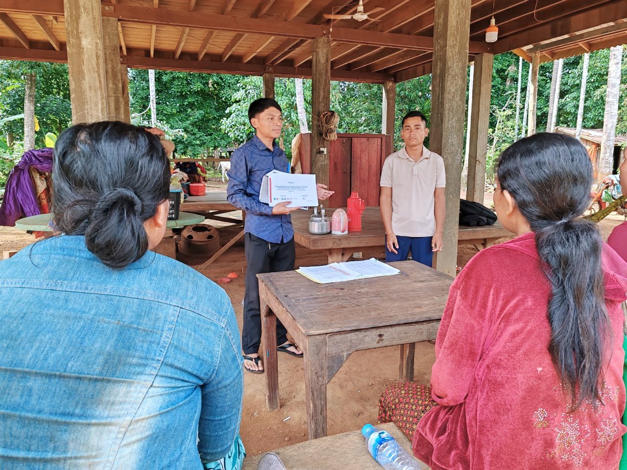 លោក ភ្លួង សួង ប្រធានការិយាល័យសេដ្ឋកិច្ច និងអភិវឌ្ឍន៍សហគមន៍ស្រុកថ្មបាំង បានចូលរួមសហការជាមួយអង្គការម្លប់ព្រហ្មវិហារធម៌ ប្រជុំផ្សព្វផ្សាយពីគម្រោងលើកកម្ពស់ជីវភាពប្រជាពលរដ្ឋប្រកបដោយភាពធន់ និងបន្សាំទៅនឹងការប្រែប្រួលអាកាសធាតុ