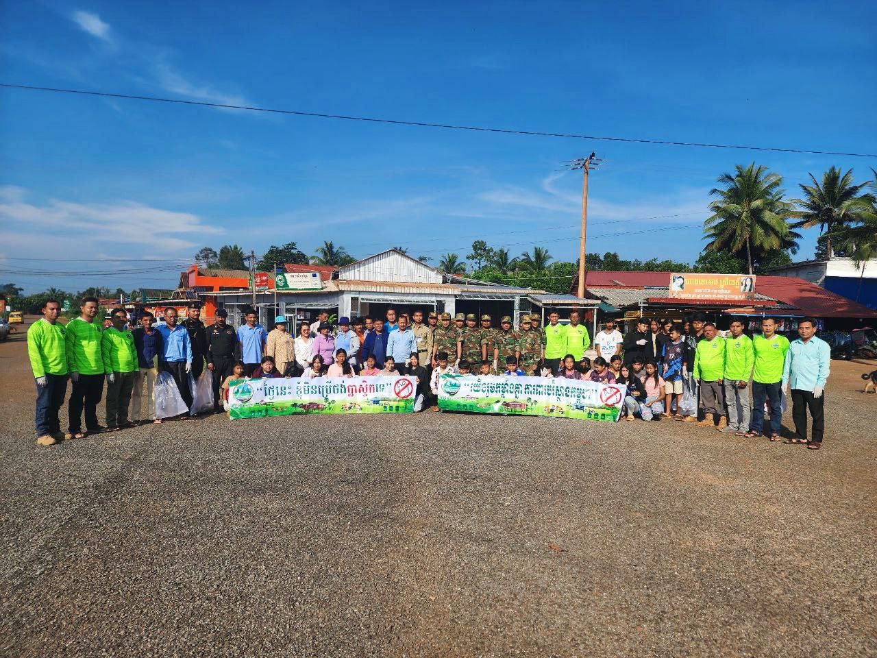 លោកស្រី អុល បញ្ញា ប្រធានក្រុមប្រឹក្សាស្រុកថ្មបាំង និងលោក ផល សុផាន់ណា អភិបាលរង នៃគណៈអភិបាលស្រុក បានដឹកនាំចូលរួមកម្មវិធីយុទ្ធនាការ “យើងនាំគ្នាចូលរួមសម្អាតបរិស្ថាន”