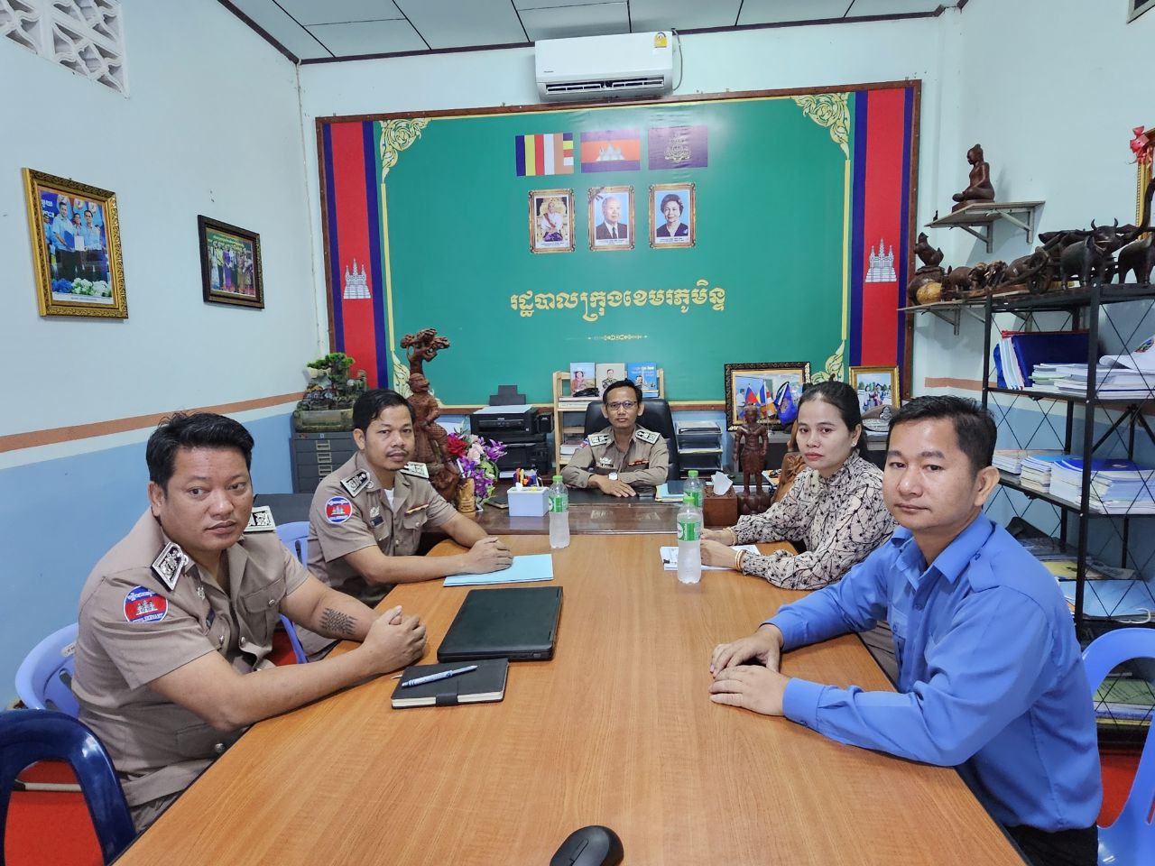 លោក សៀង កក្កដា អភិបាលរង នៃគណ:អភិបាលក្រុងខេមរភូមិន្ទ បានដឹកនាំក្រុមការងារប្រើប្រាស់ប្រព័ន្ធ FMIS ក្រុង បានអញ្ជើញចូលរួមវគ្គបណ្តុះបណ្តាលស្តីពី គន្លឹះថ្មីៗបន្ថែមលើការប្រើប្រាស់ប្រព័ន្ធ FMIS និងនីតិវិធីអនុវត្តការងារតាមប្រព័ន្ធ FMIS ទាំងស្រុង