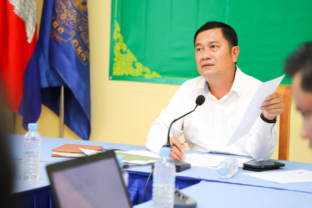 លោក ហុង ប្រុស អភិបាលរងស្រុក តំណាង លោក ជា ច័ន្ទកញ្ញា អភិបាលស្រុក ដឹកនាំកិច្ចប្រជុំពិភាក្សា និងពិនិត្យលើលទ្ធផលការចុះពិនិត្យសិក្សាសាវតាដី និងធ្វើអត្តសញ្ញាណ អ្នកកាន់កាប់ដី ដែលស្នើសូមចុះបញ្ជី