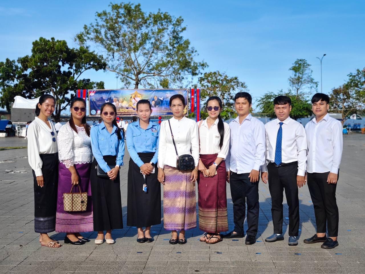 លោកស្រី សម្បូរ ដាលីន អនុប្រធានមន្ទីរវប្បធម៌និងវិចិត្រសិល្បៈខេត្តកោះកុង បានដឹកនាំមន្ត្រីរាជការក្នុងអង្គភាព ចូលរួមពីធីគម្រប់ខួបលើកទី២០ នៃការយាងគ្រងព្រះបរមសិរីរាជសម្បត្តិព្រះករុណាព្រះបាទសម្តេចព្រះបរមនាថ នរោត្តម សីហមុនី ព្រះមហាក្សត្រនៃព្រះរាជាណាចក្រកម្ពុជា