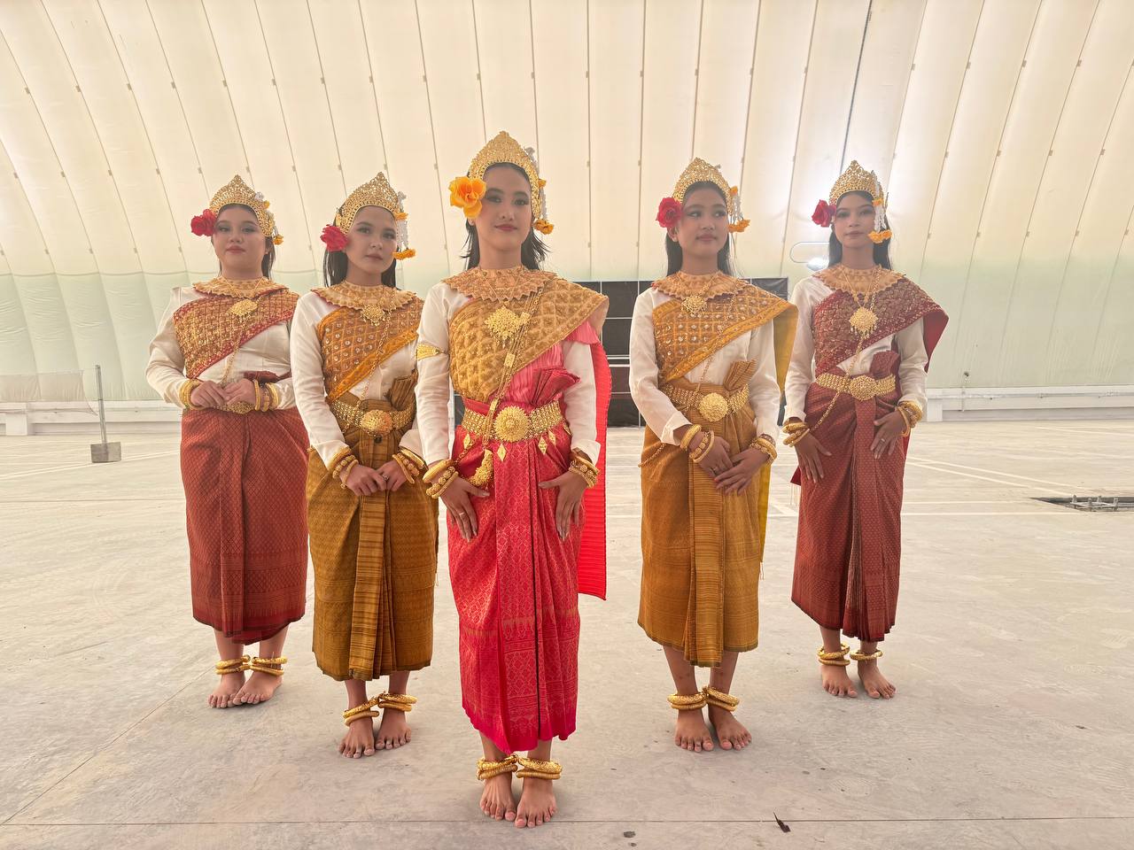 លោកស្រី​ សម្បូរ ដាលីន​ អនុប្រធានមន្ទីរវប្បធម៌ និងវិចិត្រសិល្បៈខេត្ត បានដឹកនាំសិល្បៈករ សម្ដែងរបាំជូនពរ ក្នុងពិធី ប្រគល់ពានរង្វាន់នៃការប្រកួតជើងឯកស្ថាបត្យកម្មឆ្នៃប្រឌិតនៃព្រះរាជាណាចក្រកម្ពុជា