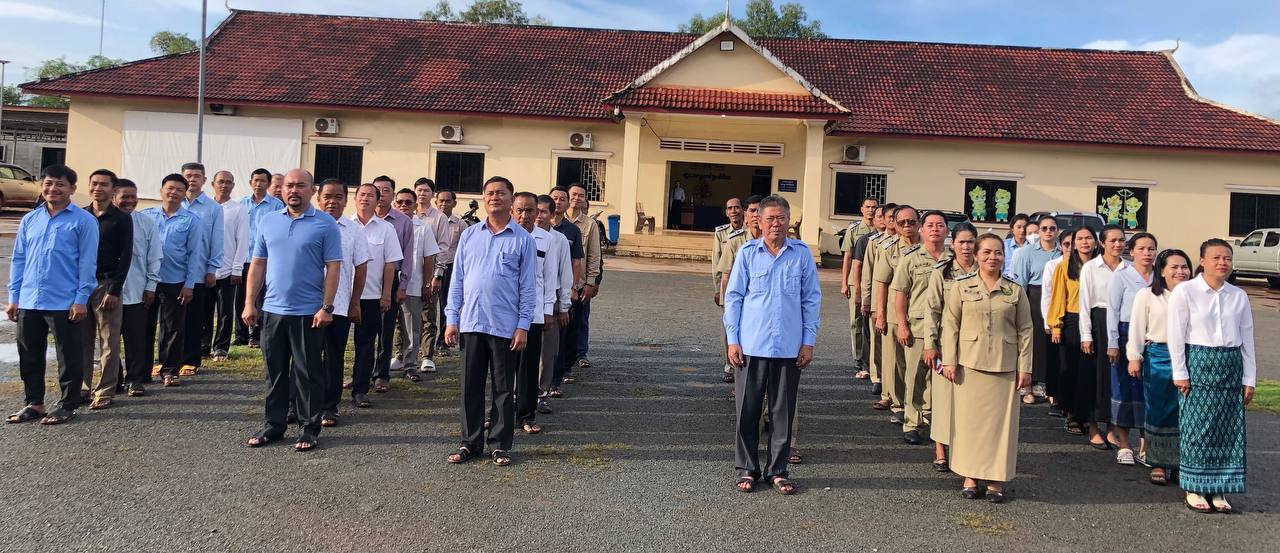 ក្រុមប្រឹក្សាស្រុក គណៈអភិបាលស្រុកស្រែអំបិលនិងមន្រ្តីរាជការសាលាស្រុកស្រែអំបិល បានចូលរួមគោរព ទង់ជាតិ នៃព្រះរាជាណាចក្រកម្ពុជា