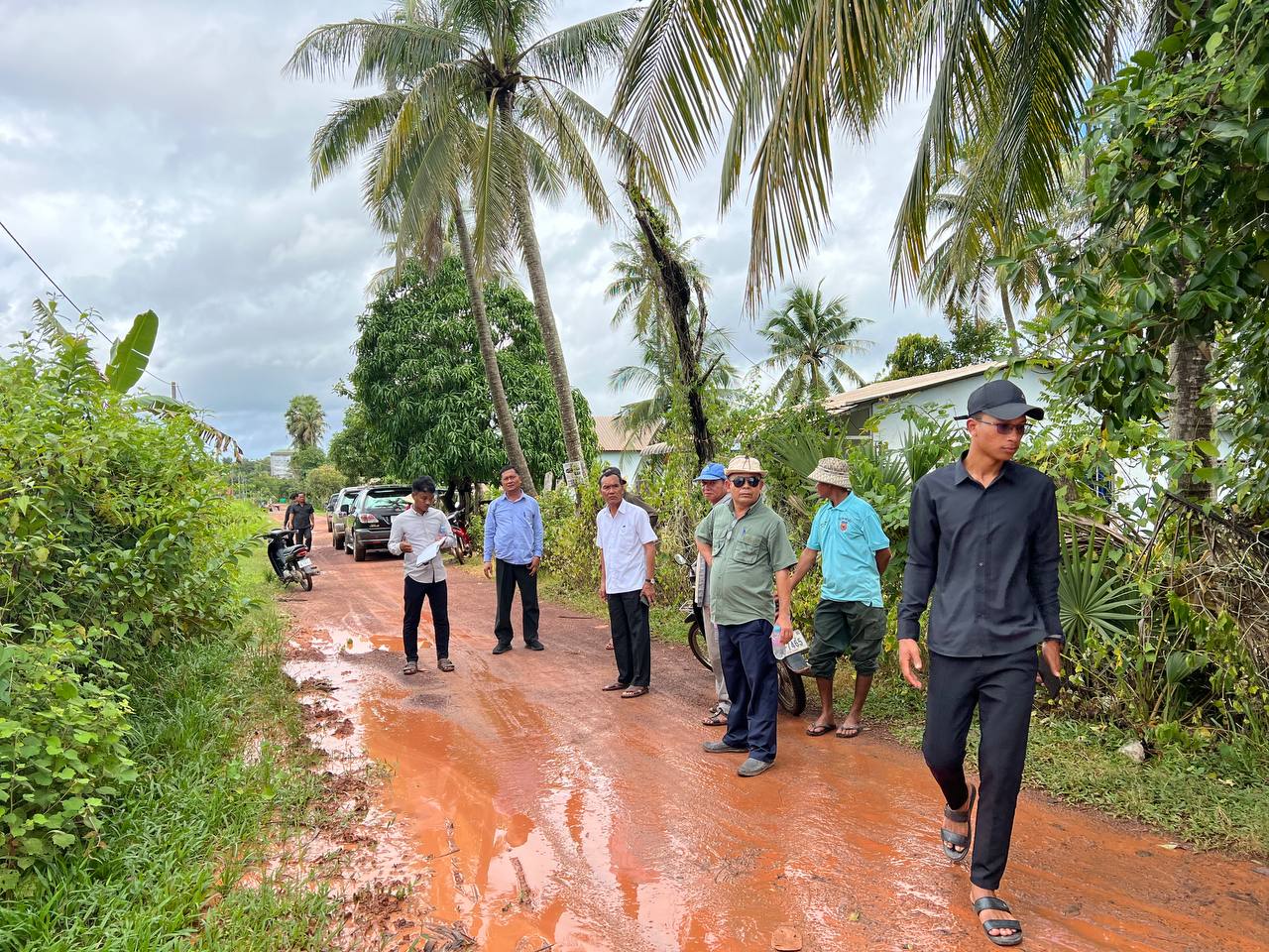 លោក ហុង ប្រុស អភិបាលស្តីទីស្រុកស្រែអំបិល បានដឹកនាំក្រុមការងារចុះពិនិត្យស្ថានភាពផ្លូវមួយខ្សែដែលរងការខូចខាតនៅស្ថិតនៅភូមិខ្លុង រហូតដល់សាលាបុណ្យភូមិខ្លុង ឃុំស្រែអំបិល