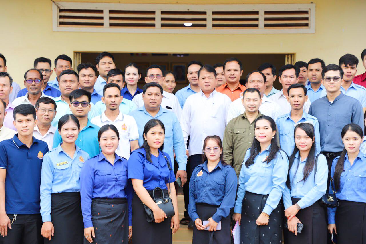 លោក សៀង សុទ្ធមង្គល អភិបាលរង តំណាងលោក ជា ច័ន្ទកញ្ញា អភិបាល នៃគណៈអភិបាលស្រុកស្រែអំបិល បានអញ្ជើញជាអធិបតី បើកវគ្គបណ្តុះបណ្តាលស្តីពី “ការអនុវត្តការឧបត្ថម្ភសាច់ប្រាក់ ជូនសិស្សានិសិស្សក្នុងគ្រួសារមានប័ណ្ណសមធម៌នៃកម្មវិធីជាតិជំនួយសង្គមក្នុងកញ្ចប់គ្រួសារ”