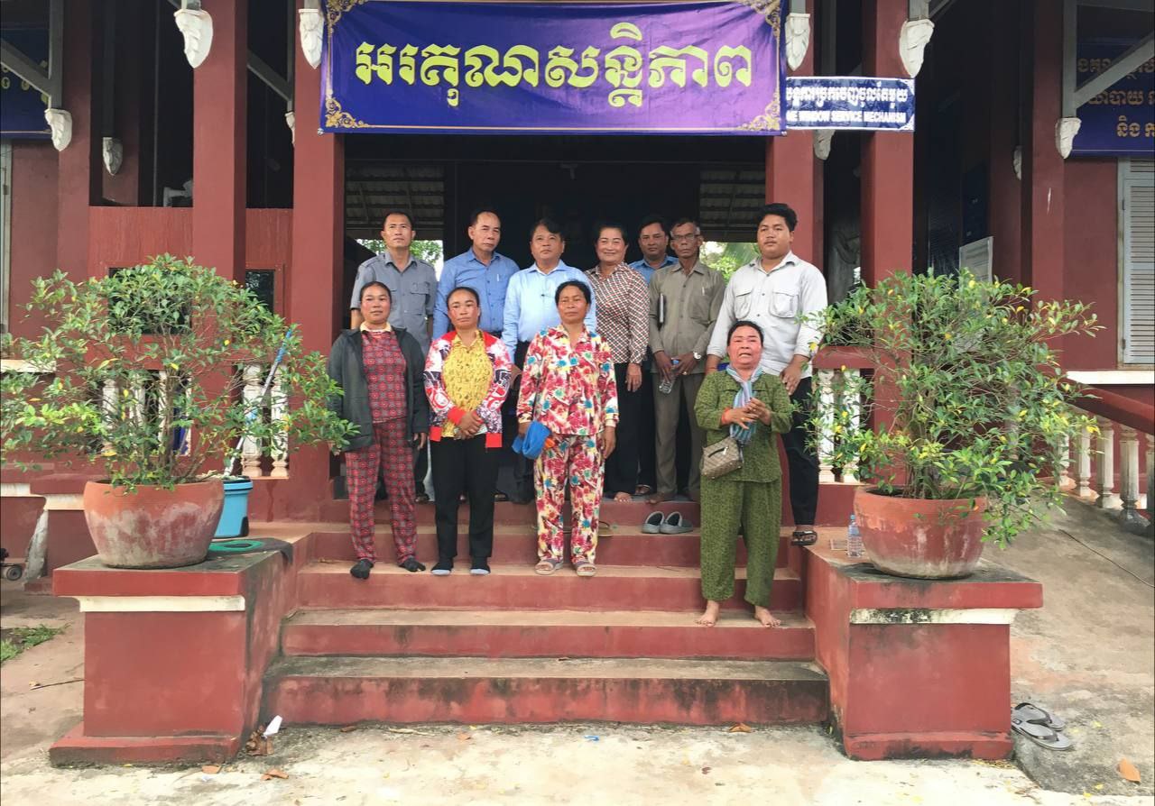 លោក សៀង សុទ្ធមង្គល អភិបាលរងស្រុកស្រែអំបិល តំណាងលោក ជា ច័ន្ទកញ្ញា អភិបាលស្រុក អញ្ជើញដឹកនាំកិច្ចប្រជុំសម្របសម្រួលដោះស្រាយវិវាទដីធ្លី ០១កន្លែង នៅភូមិជ្រោយស្វាយខាងកើត ឃុំជ្រោយស្វាយ រវាងឈ្មោះ ជួង យ៉ែម និងឈ្មោះ ជួង ឡា