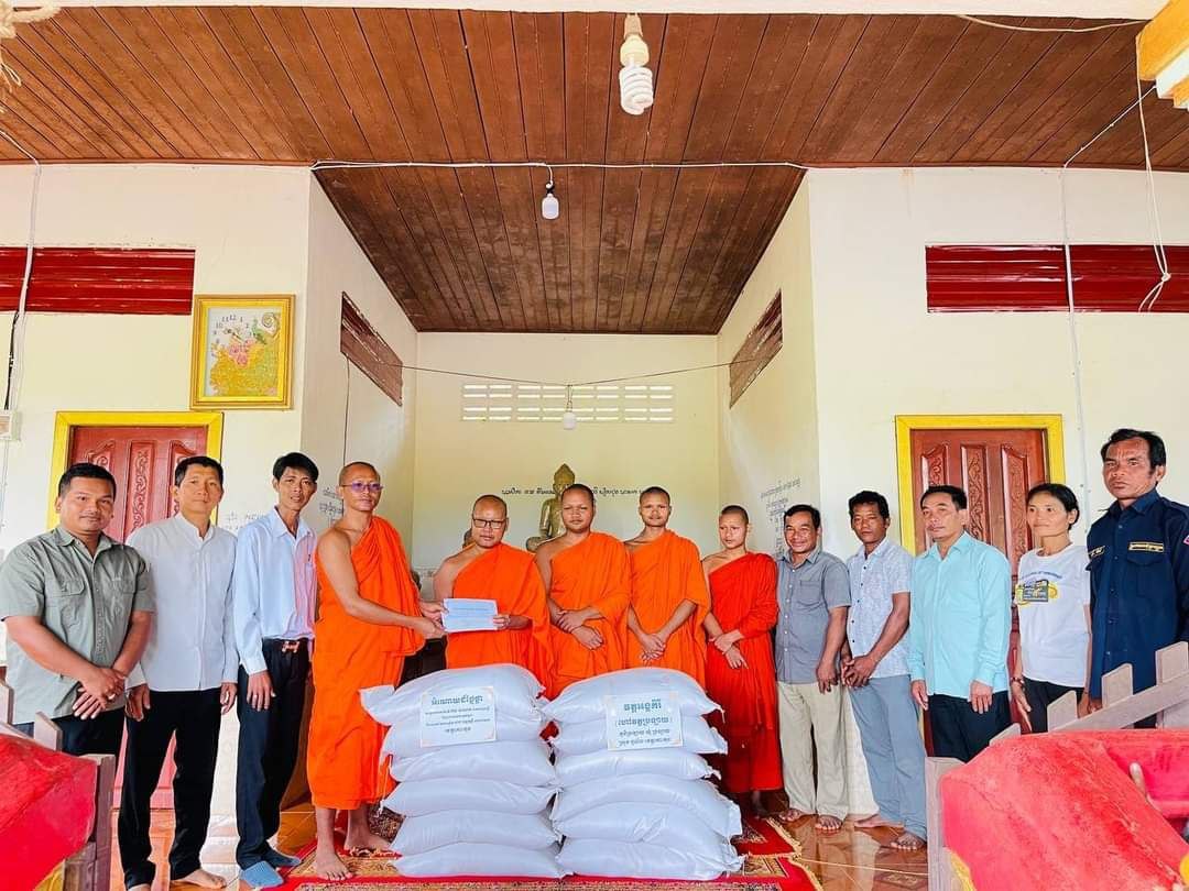 លោក​ កែវ​ សុភ័ក្ត្រ​ ប្រធានការិយាល័យព្រះពុទ្ធសាសនាផ្សាភ្ជាប់នឹងសង្គម​ តំណាងលោកប្រធានមន្ទីរបានចូលរួមជាមួយ ព្រះគ្រូសច្ចវីរោ​ មៀត​ វ៉ាន់​ ព្រះធម្មធរគណ​ខេត្តកោះកុង​ តំណាងព្រះមេគណខេត្តកោះកុងបានដឹកជញ្ជូនទេយ្យទាន ដែលជា​សទ្ធាជ្រះថ្លា​របស់សម្តេច​មហា​បវរ​ធិបតី​ ហ៊ុន​ ម៉ា​ណែ​ត​ នាយក​រដ្ឋ​មន្ត្រី​ នៃ​ព្រះ​រាជាណាចក្រ​កម្ពុជា​ និងលោកជំទាវ​បណ្ឌិត​ ពេជ​ ចន្ទមុន្នី​ ហ៊ុនម៉ាណែត​ ទៅប្រគេន​ព្រះសង្ឃចំនួន ​២វត្ត​