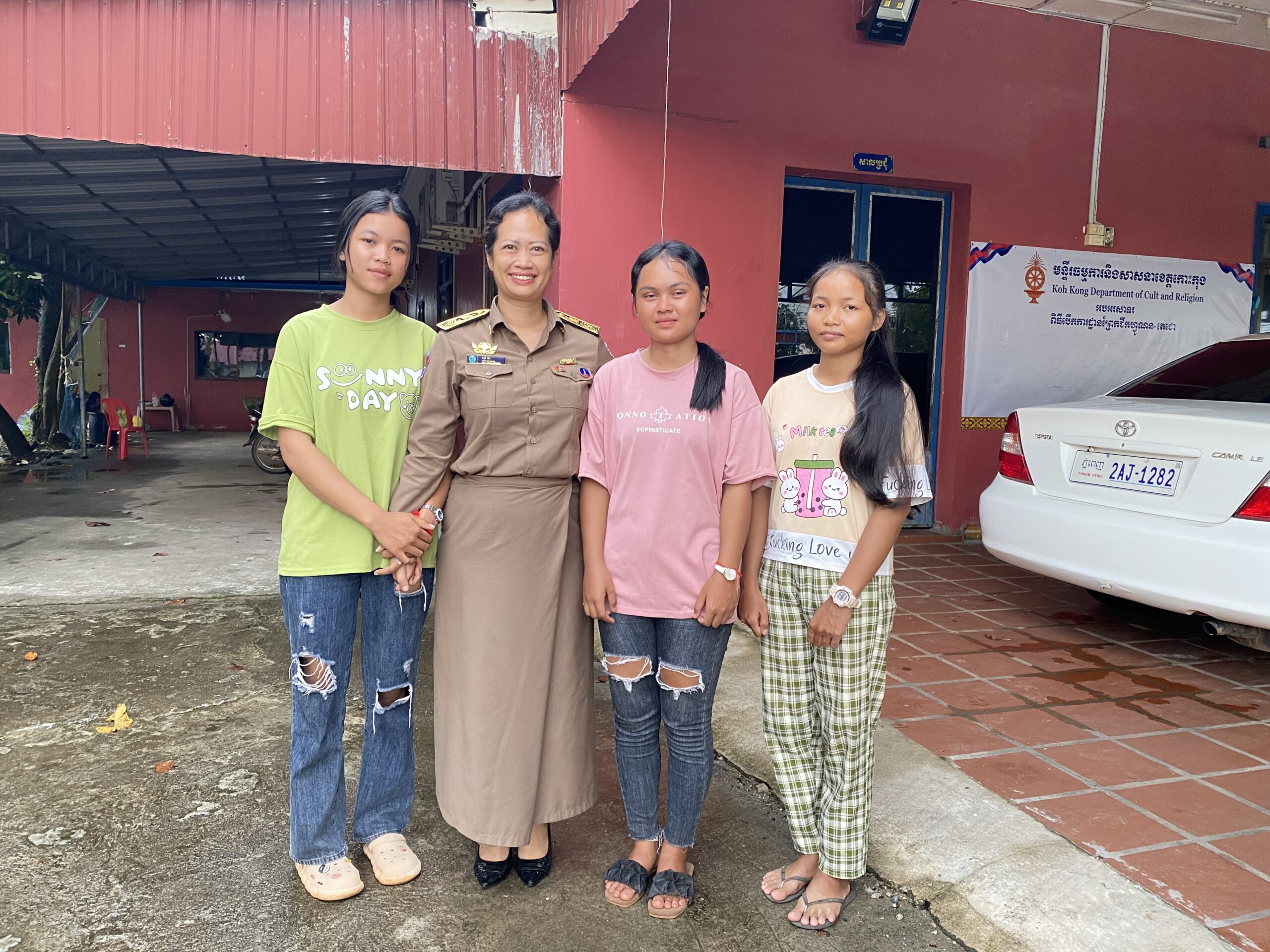 លោកជំទាវ​ ឈី វ៉ា​ អភិបាលរងនៃគណៈអភិបាលខេត្តទទួលបន្ទុកវិស័យអប់រំ​ បានចុះសួរសុខទុក្ខ​ និងលេីកទឹកចិត្ត​ ព្រមទាំងជូនថវិកាដល់ប្អូនៗបេក្ខជនប្រឡង​ បាក់ឌុប​ ដែលត្រៀមប្រឡងនៅថ្ងៃស្អែក​ ចំនួ​ន៥រូបដែលបានស្នាក់នៅមន្ទីរធម្មការនិងសាសនាខេត្តកោះកុង​ ក្នុង១នាក់​ ទទួលបាន៥ម៉ឺនរៀល​