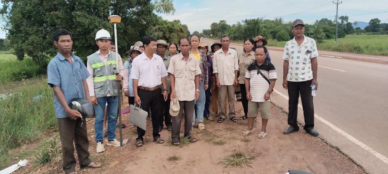 លោក ស៊ុន ឃៀម មេឃុំជីខលើ ដឹកនាំក្រុមការងារឃុំសហការជាមួយមន្ទីរអភិវឌ្ឍន៍ជនបទខេត្ត និងតំណាងក្រុមហ៊ុនម៉ៅការសាងសង់ស្រះទឹក ចុះពិនិត្យស្ថានភាពទីតាំងស្រះទឹក