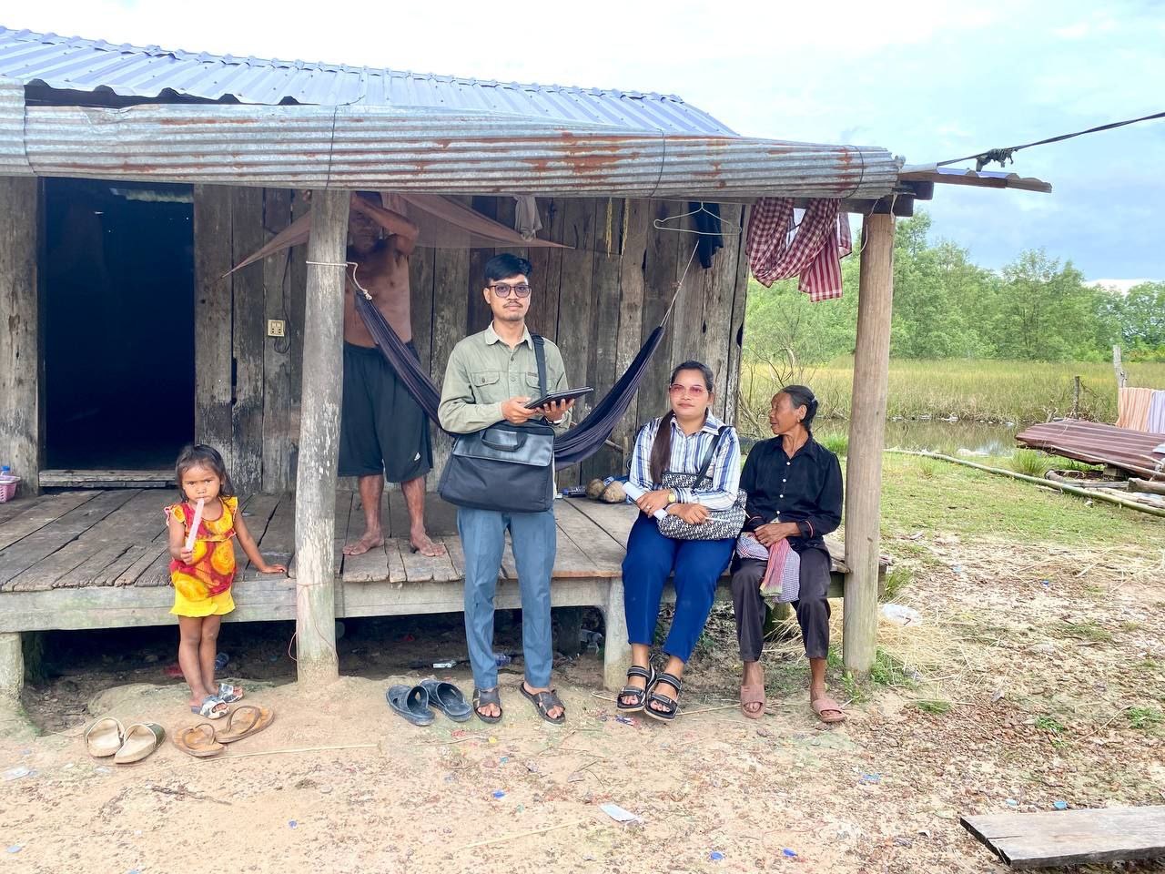 រដ្ឋបាលឃុំជីខក្រោម ​ចុះ​សម្ភាស​គ្រួសារ​ក្រីក្រ​ដែល​មានបណ្ណសមធម៌ជិត​ផុត​សុពលភាព​ និង​ទេីប​ស្នើ​សុំ​សម្ភាស​ថ្មី