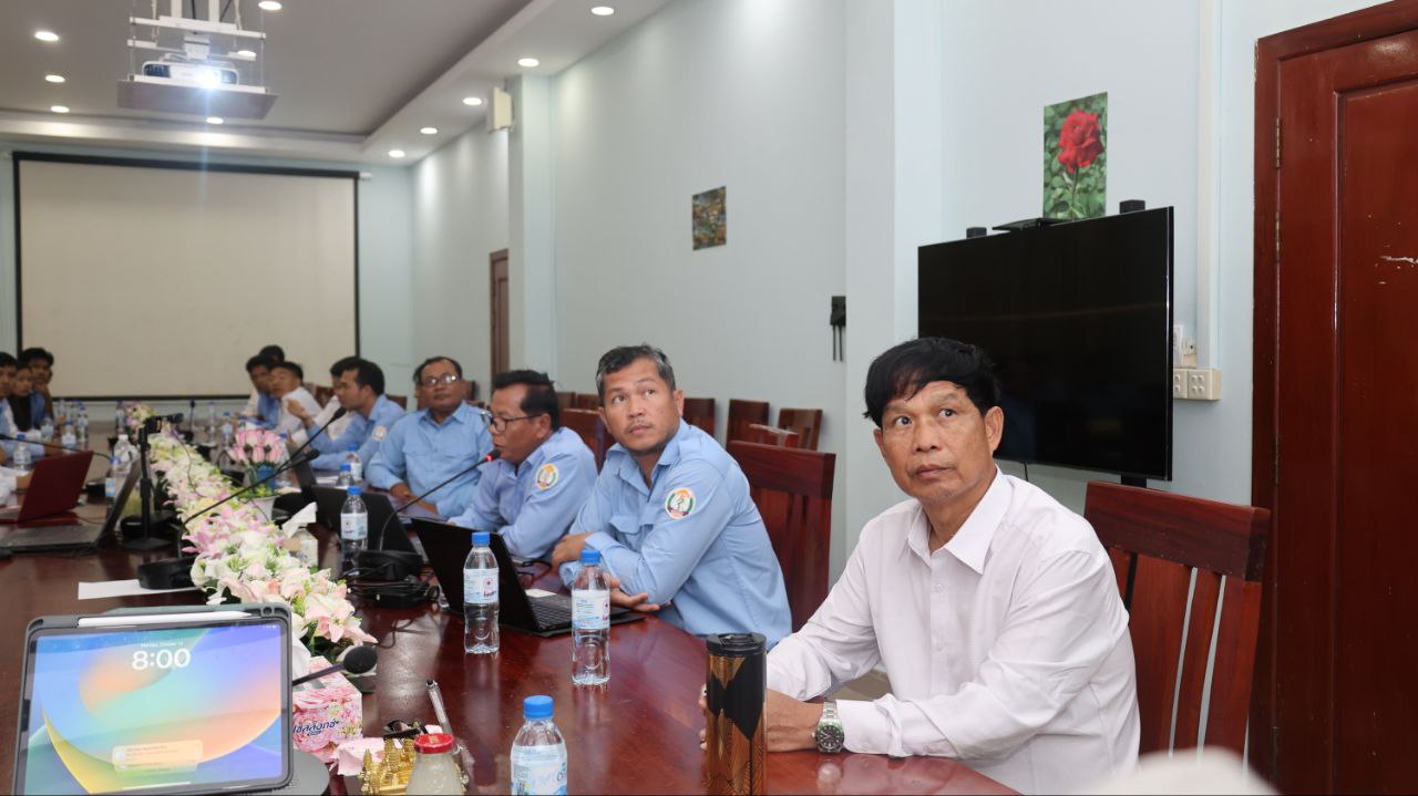 មន្ទីរសុខាភិបាលនៃរដ្ឋបាលខេត្តកោះកុង បានបើកកិច្ចប្រជុំការងារមន្ទីរសុខាភិបាល ដើម្បីពង្រឹងការអនុវត្តការងាររបស់ការិយាល័យទាំងបួន ដឹកនាំដោយ ឯកឧត្ដមវេជ្ជបណ្ឌិត ទៅ ម៉ឹង ប្រធានមន្ទីរសុខាភិបាលខេត្តកោះកុង